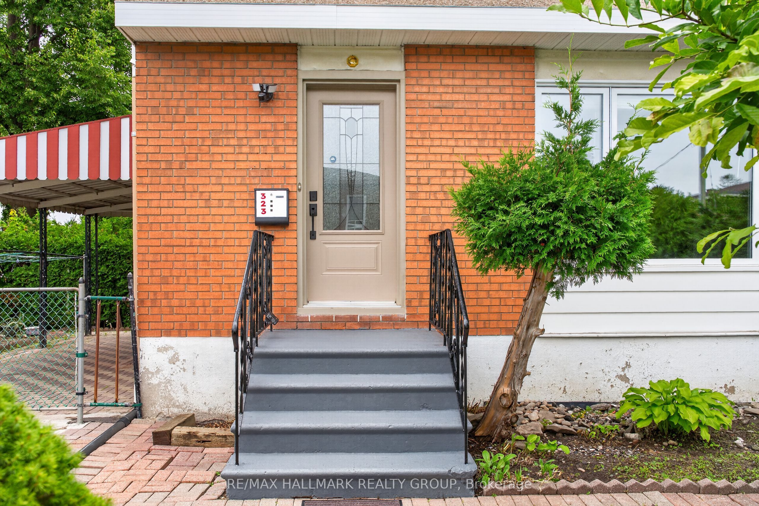 323 Poulin Avenue, Britannia - Lincoln Heights and Area, ON K2B 5T7 photo 5