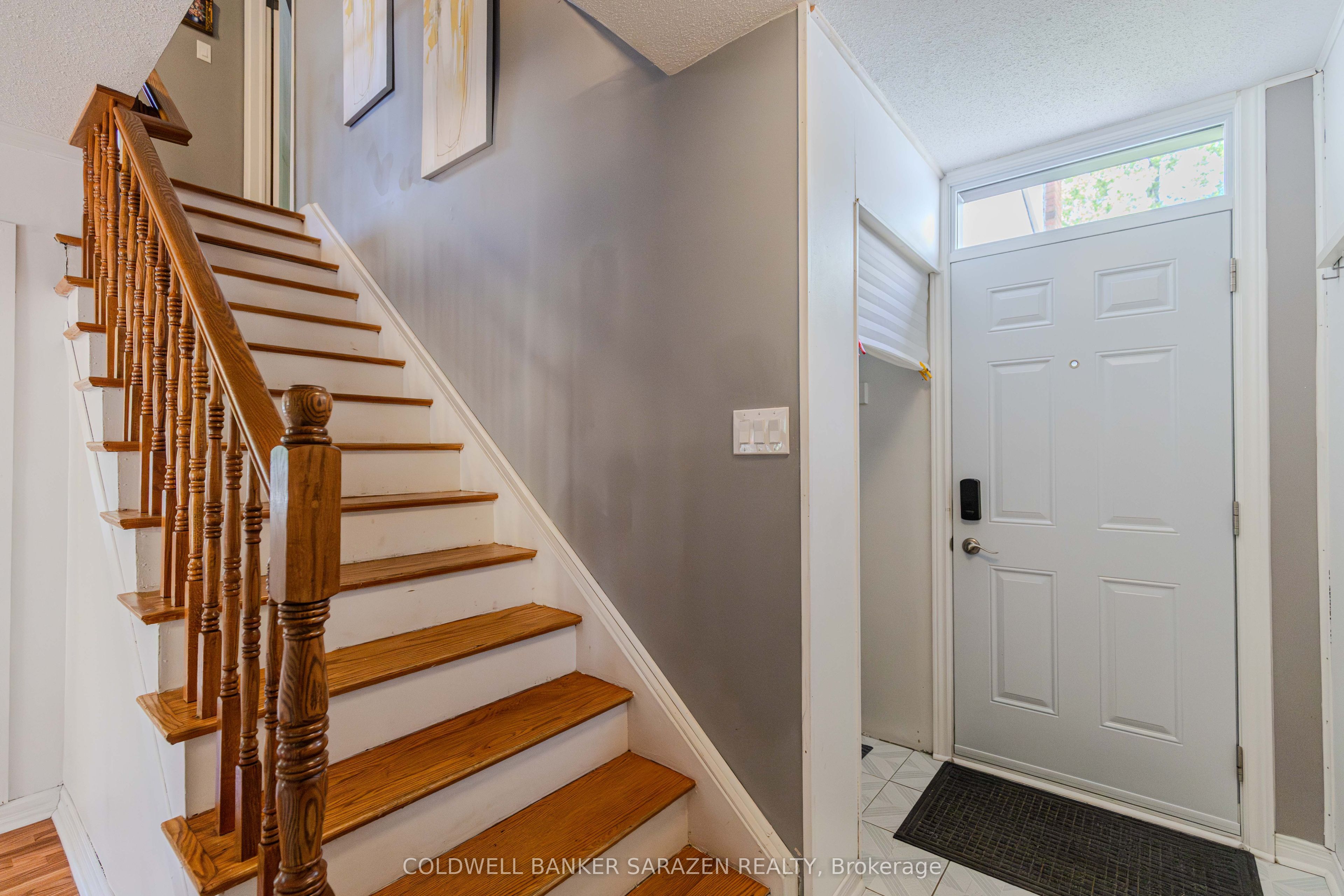 34 Hobart Crescent, South of Baseline to Knoxdale, ON K2H 5S4 photo 5