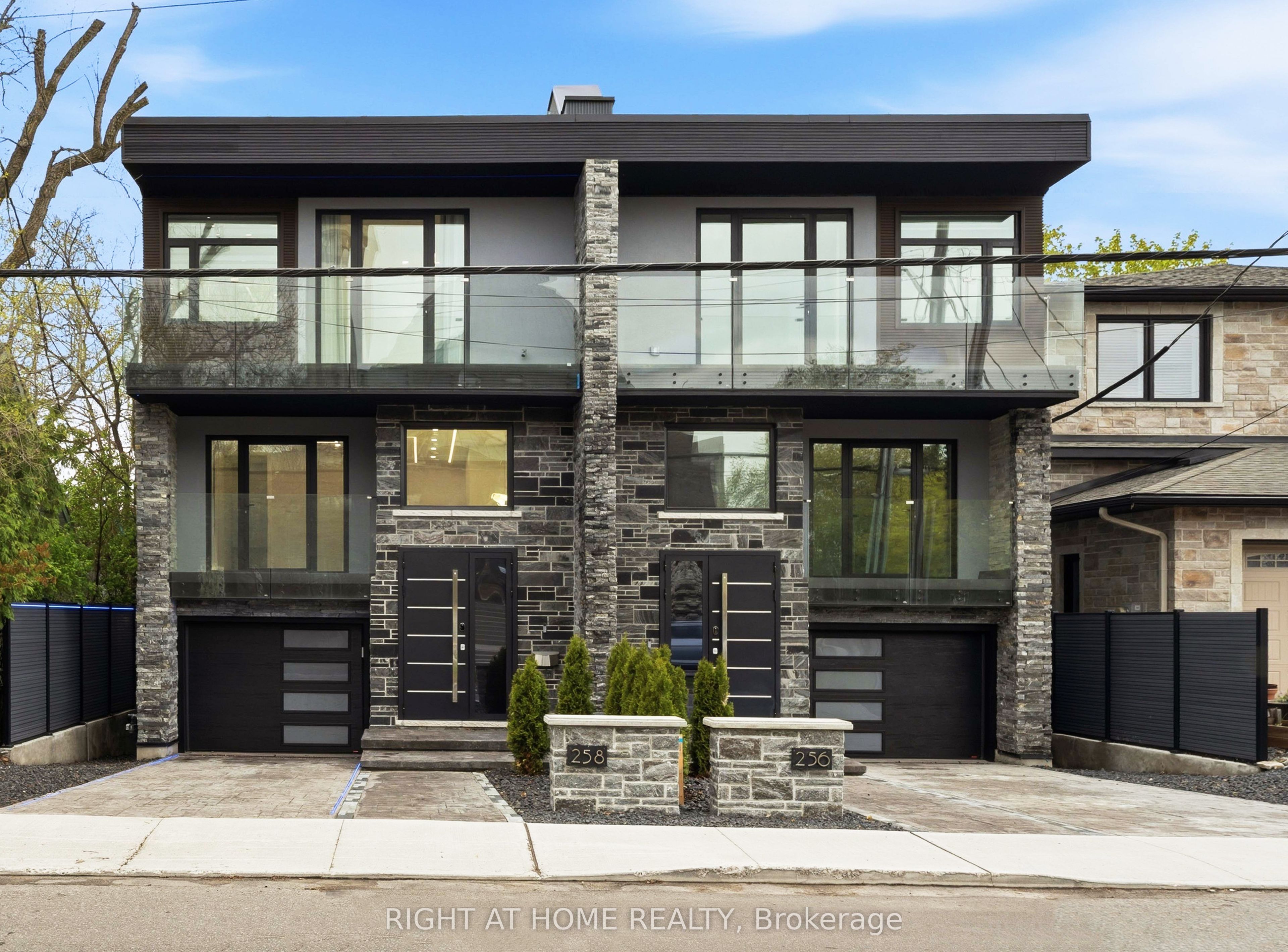 256 Northwestern Avenue, Tunneys Pasture and Ottawa West, ON K1Y 0M3