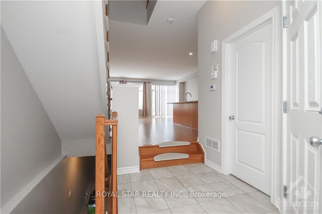 105 Eric Maloney Way, Blossom Park - Airport and Area, ON K1T 0R2 photo 3
