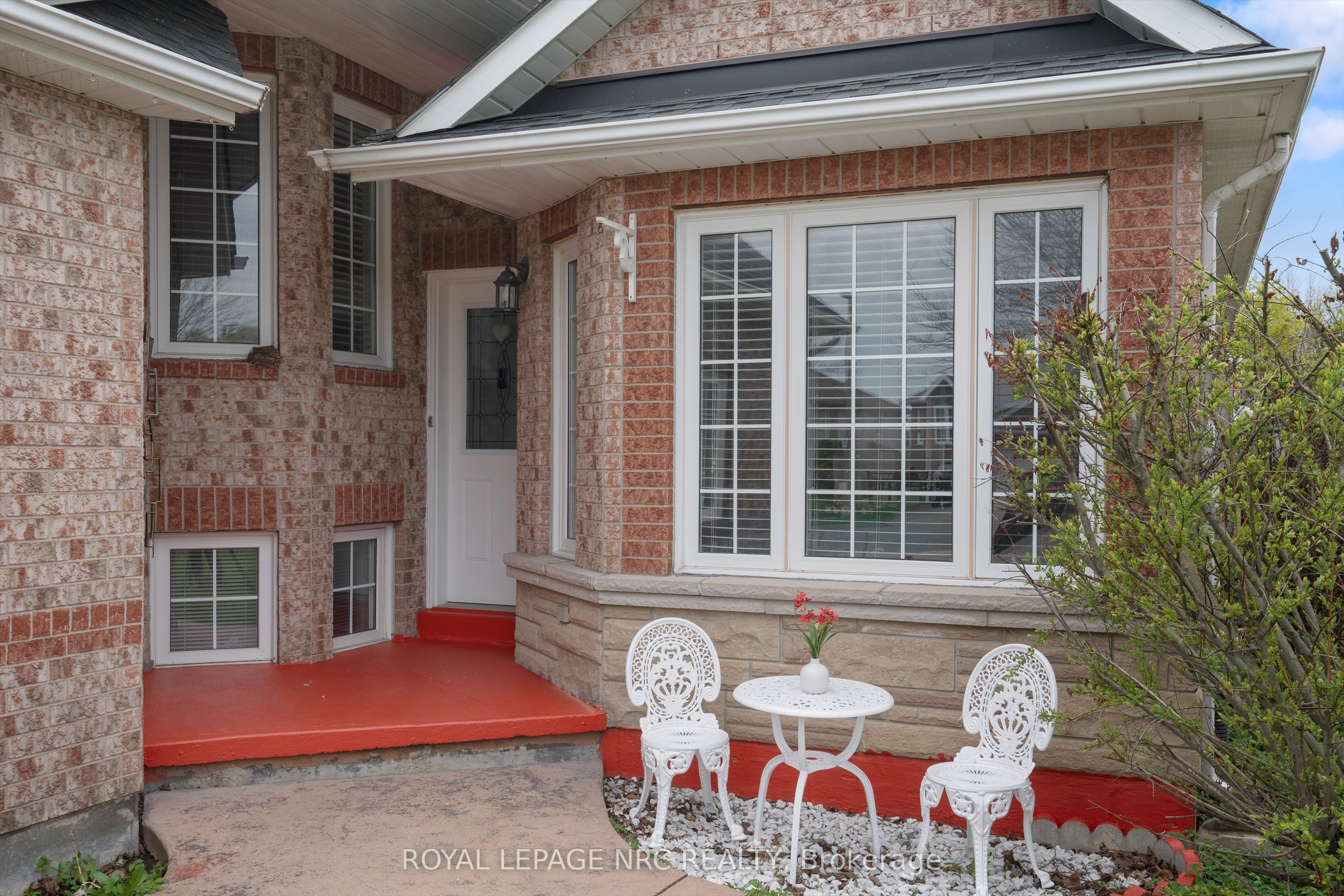 147 St. Lawrence Drive, Welland, ON L3C 7H6 photo 2