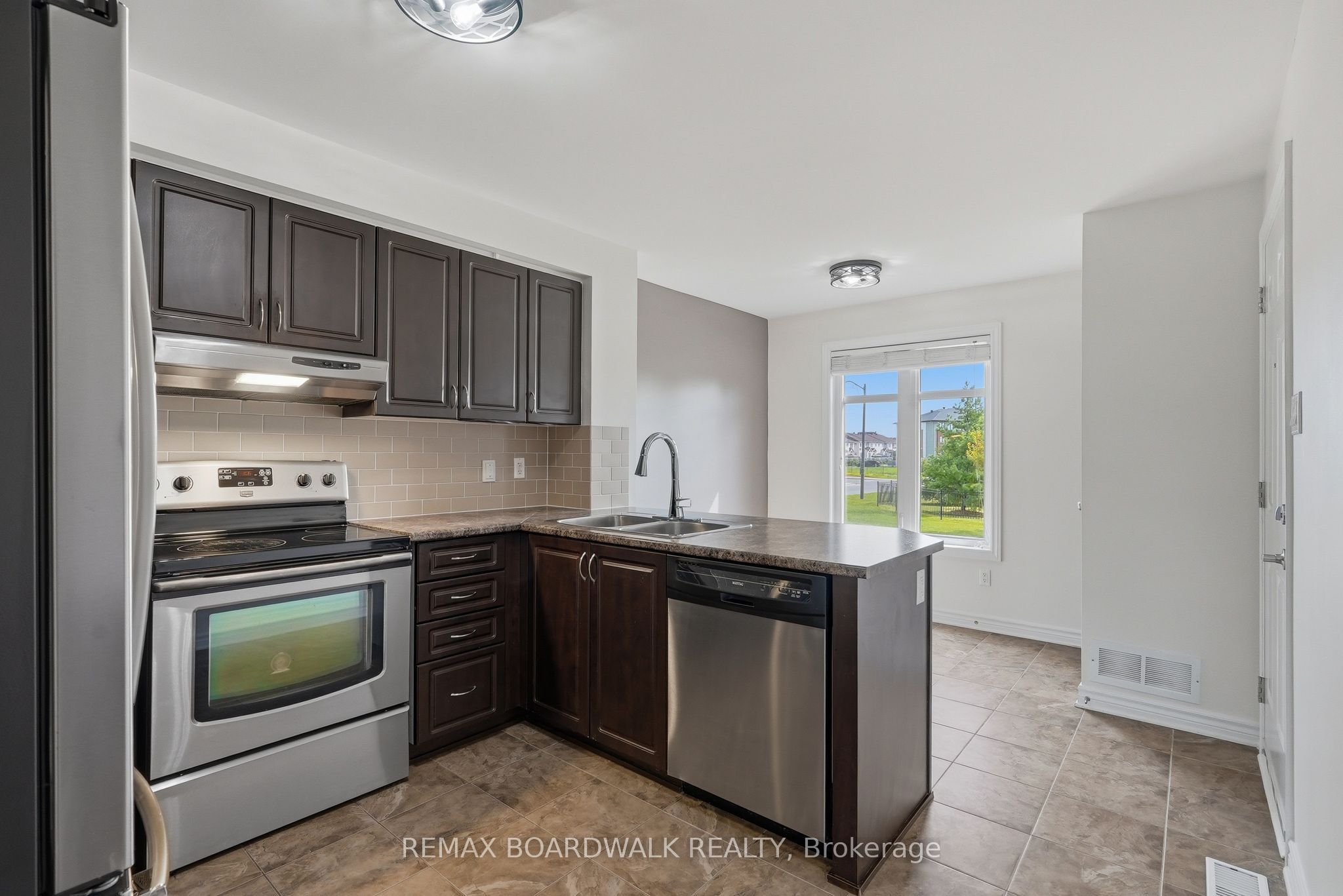 2330 Esprit Drive, Orleans - Cumberland and Area, ON K4A 0T5 photo 2