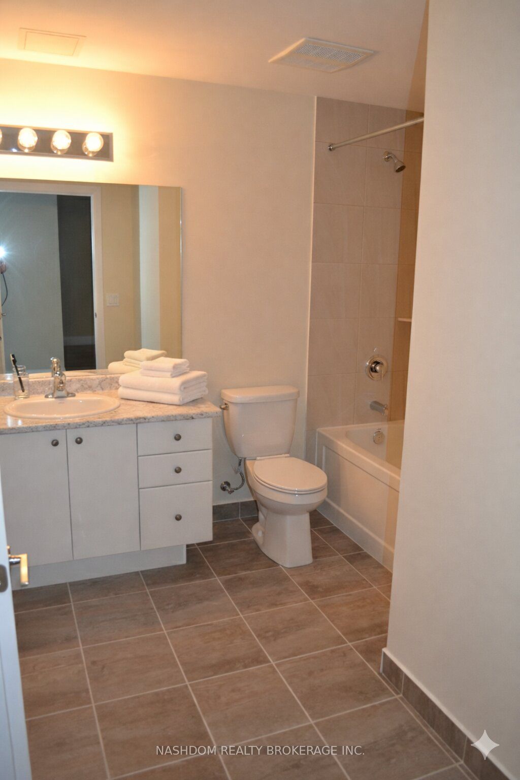 16 Concord Place 516, Grimsby, ON L3M 0J1 photo 4