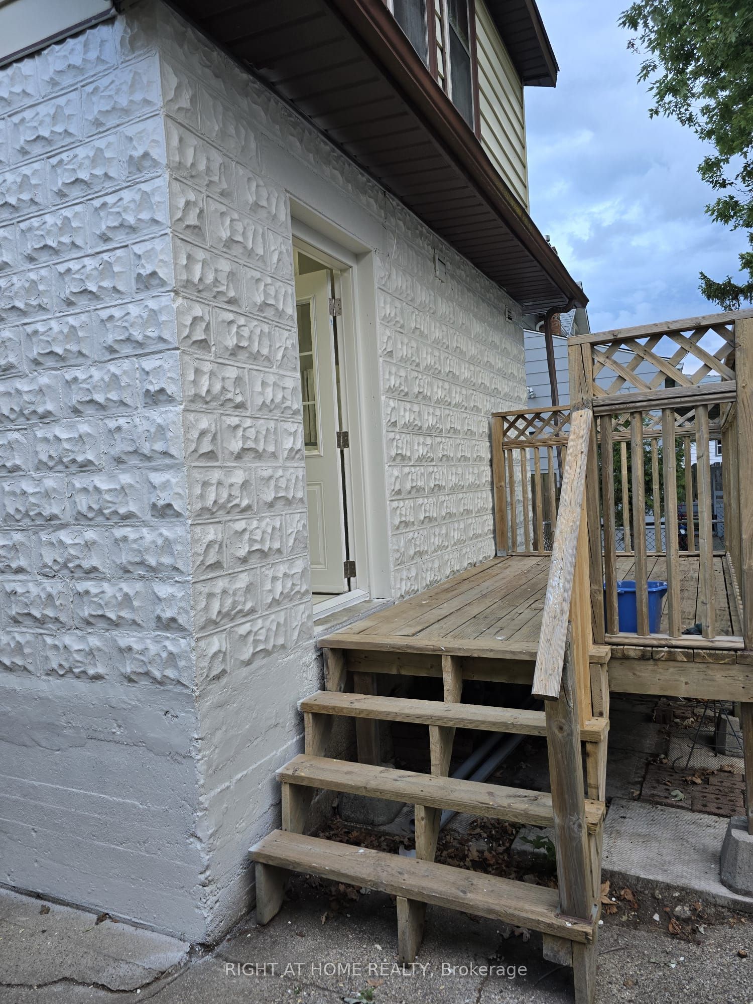140 Napier Street, Sarnia, ON N7T 6E6 photo 3