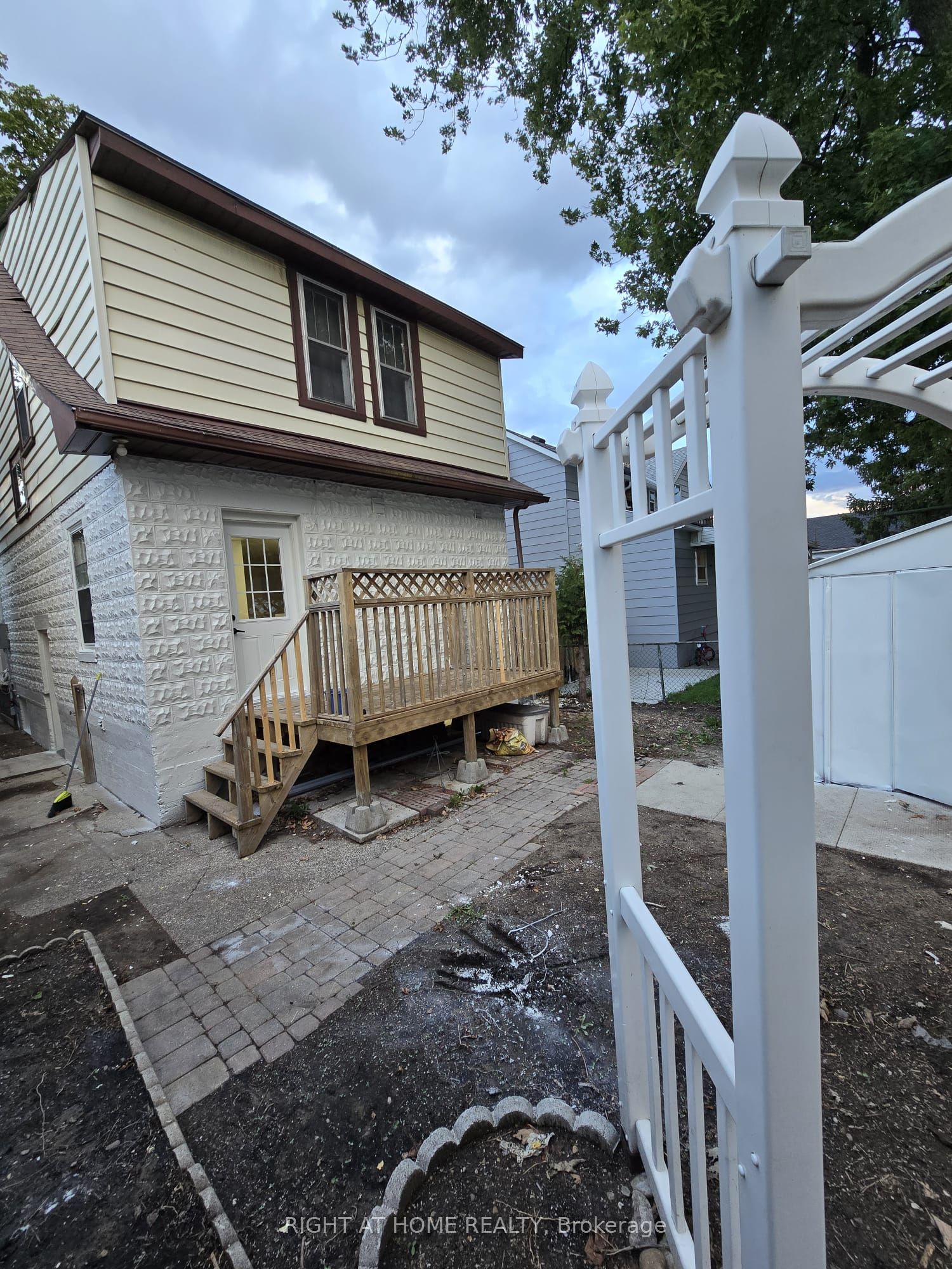 140 Napier Street, Sarnia, ON N7T 6E6 photo 4