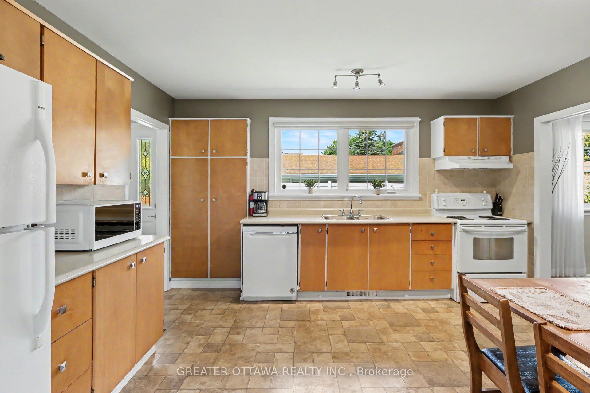 139 Abbeyhill Drive, Kanata, ON K2L 1H6 photo 4