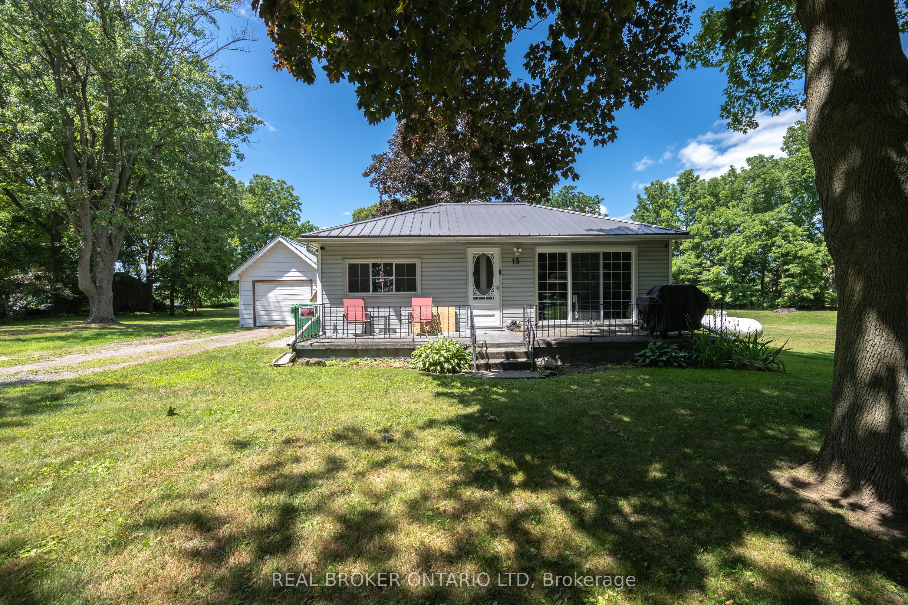 15 Middlemiss Avenue, Southwest Middlesex, ON N0L 1T0 photo 2