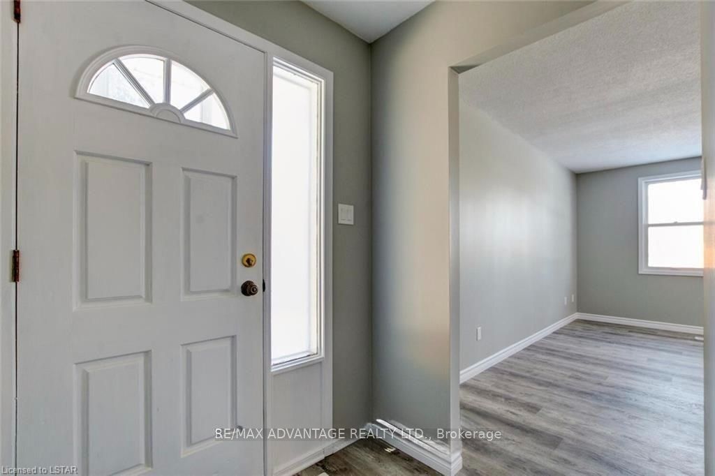 9 Camelot Crescent, London East, ON N5V 3L4