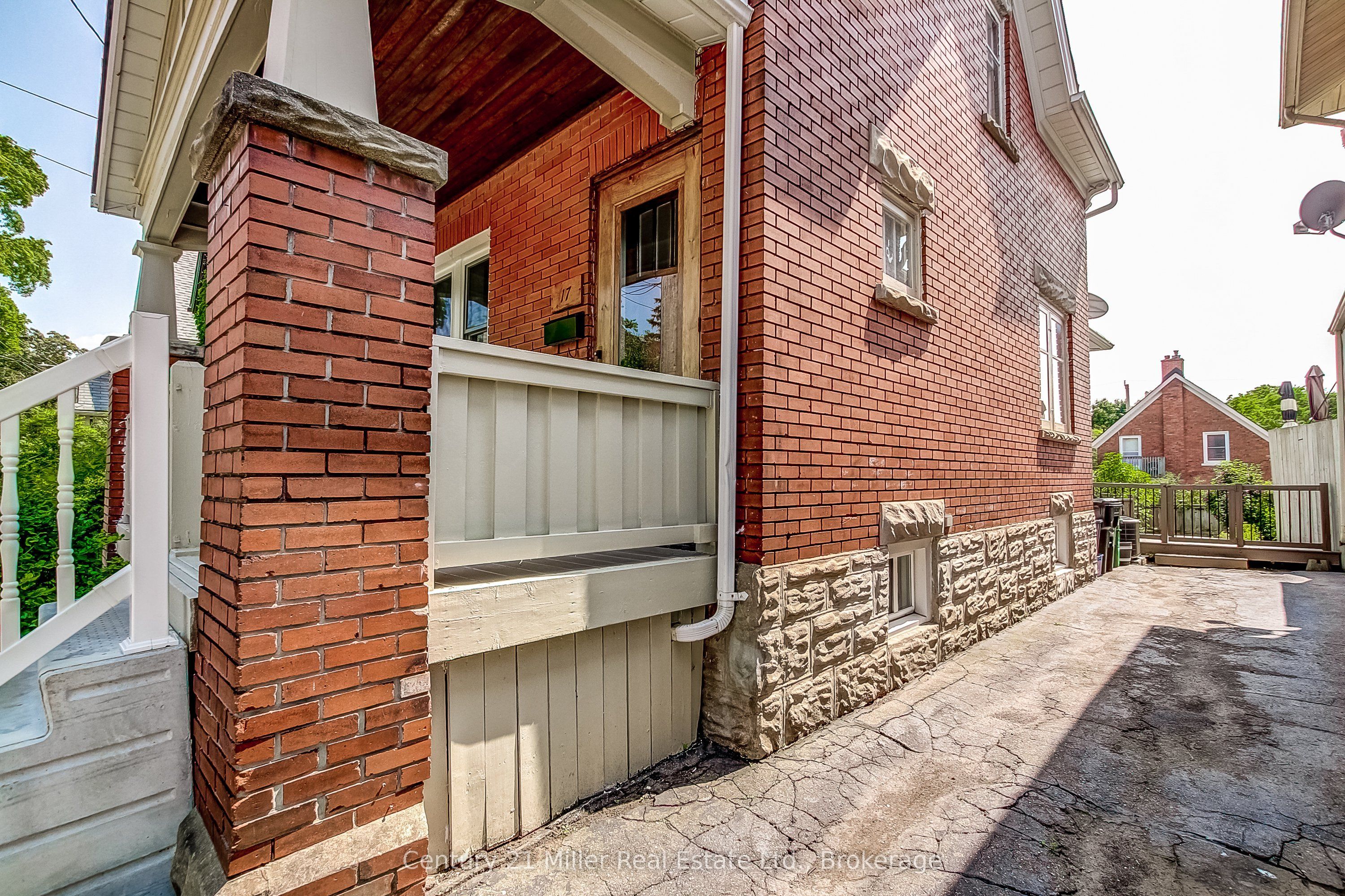 17 Whitney Place, Kitchener, ON N2G 2X6 photo 2