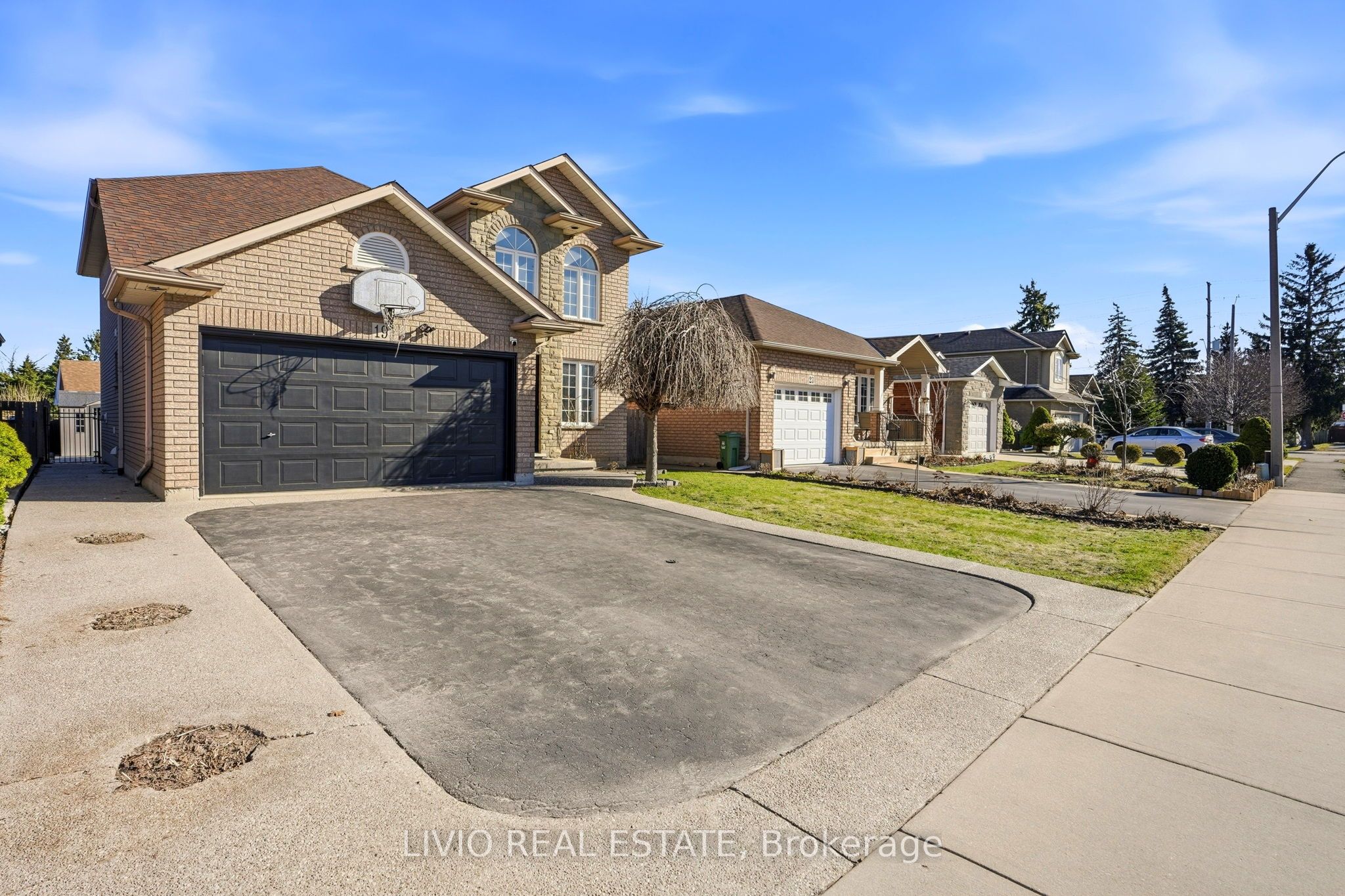 19 KONSTANTINE Court, Hamilton, ON L9B 2T3 photo 2