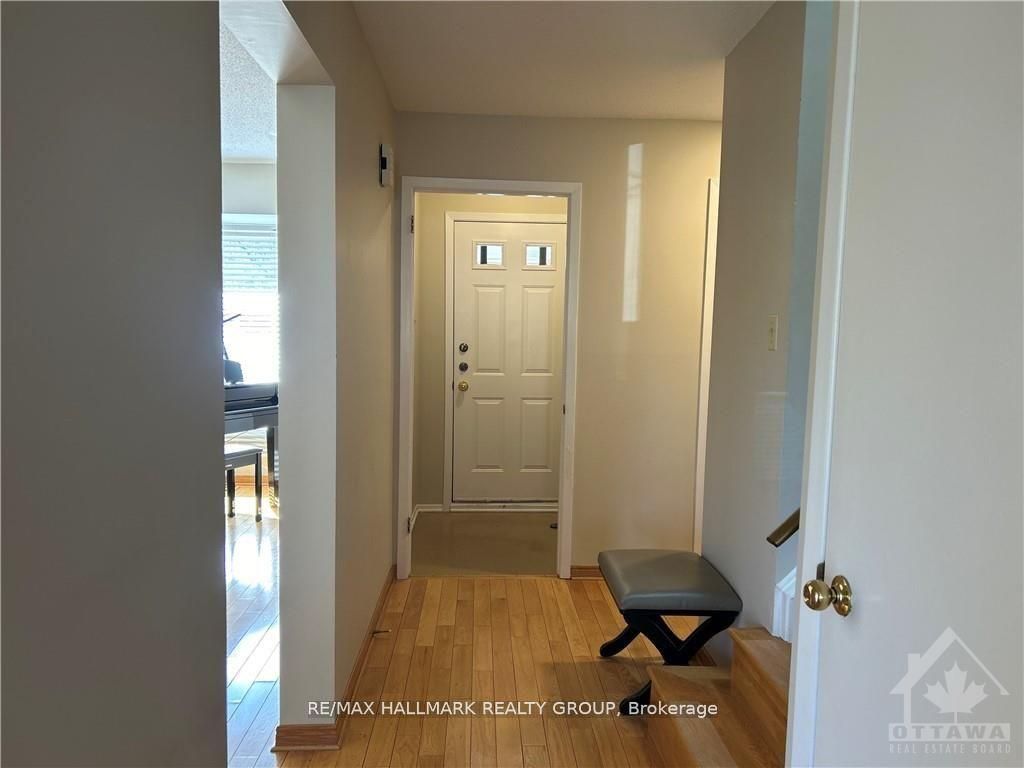 6417 Loire Drive, Orleans - Convent Glen and Area, ON K1C 3H1 photo 4