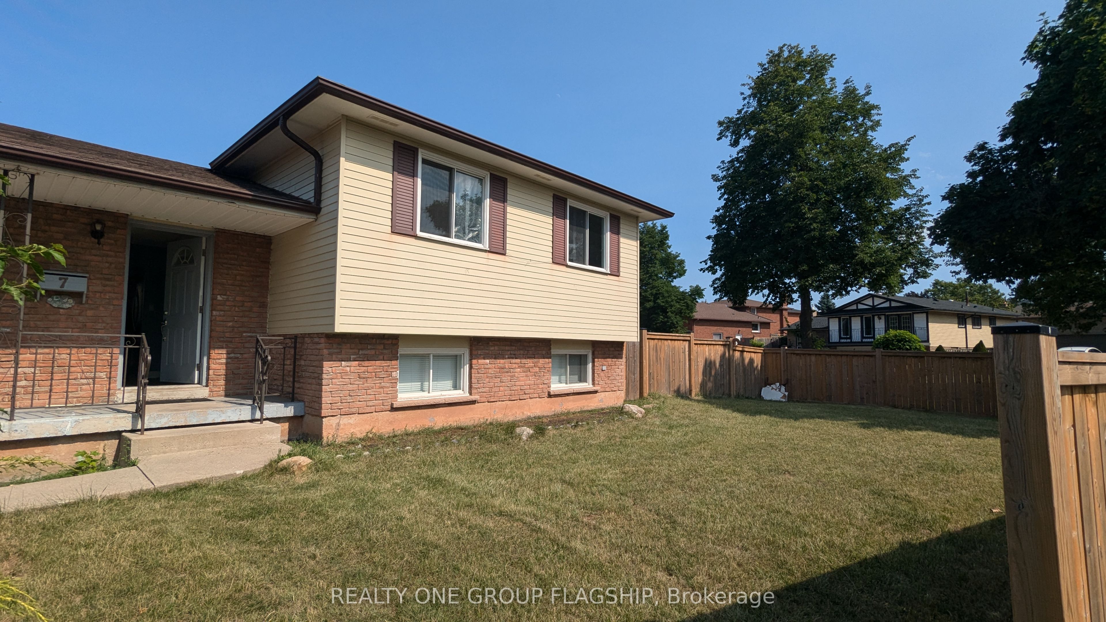 7 Greening Avenue Upper, Hamilton, ON L8E 3Z8