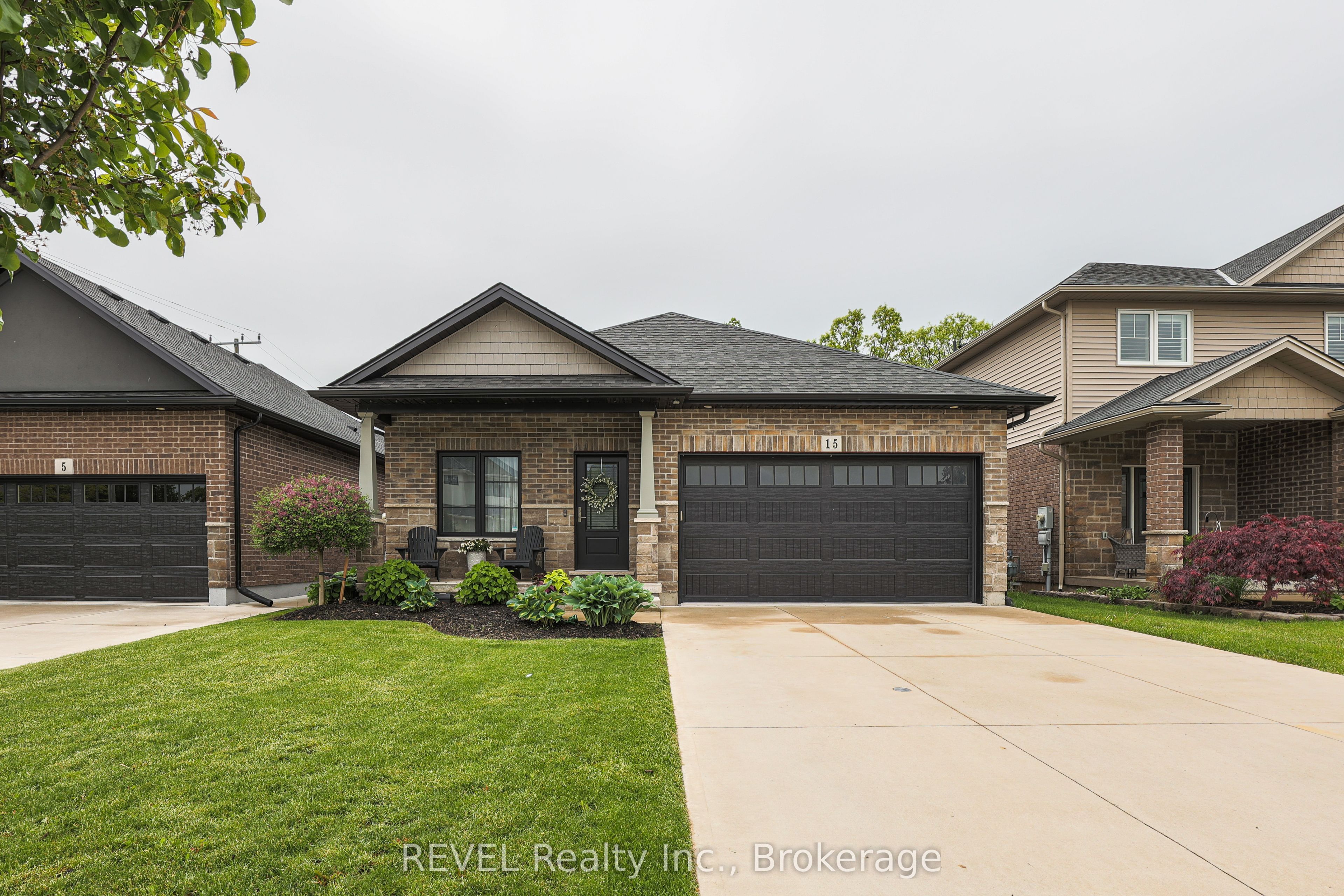 15 Willowbrook Drive, Welland, ON L3C 0G1 photo 3