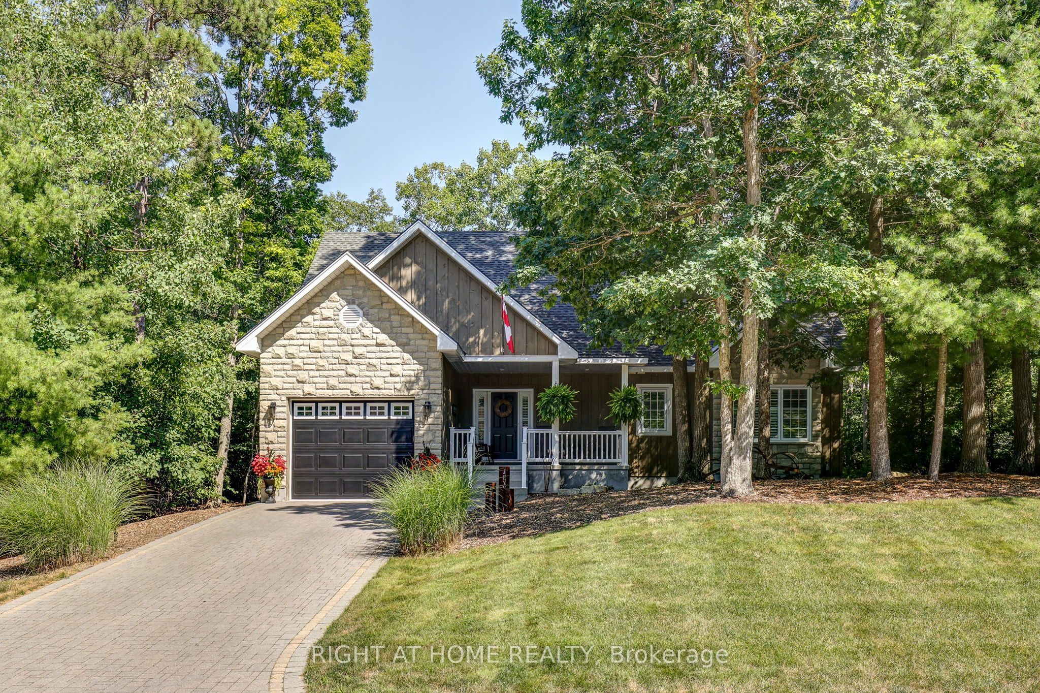 10047 Jennison Crescent, Lambton Shores, ON N0M 1T0 photo 2