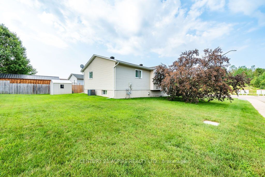 3 Highland Park Drive, Petawawa, ON K8H 3S2 photo 5