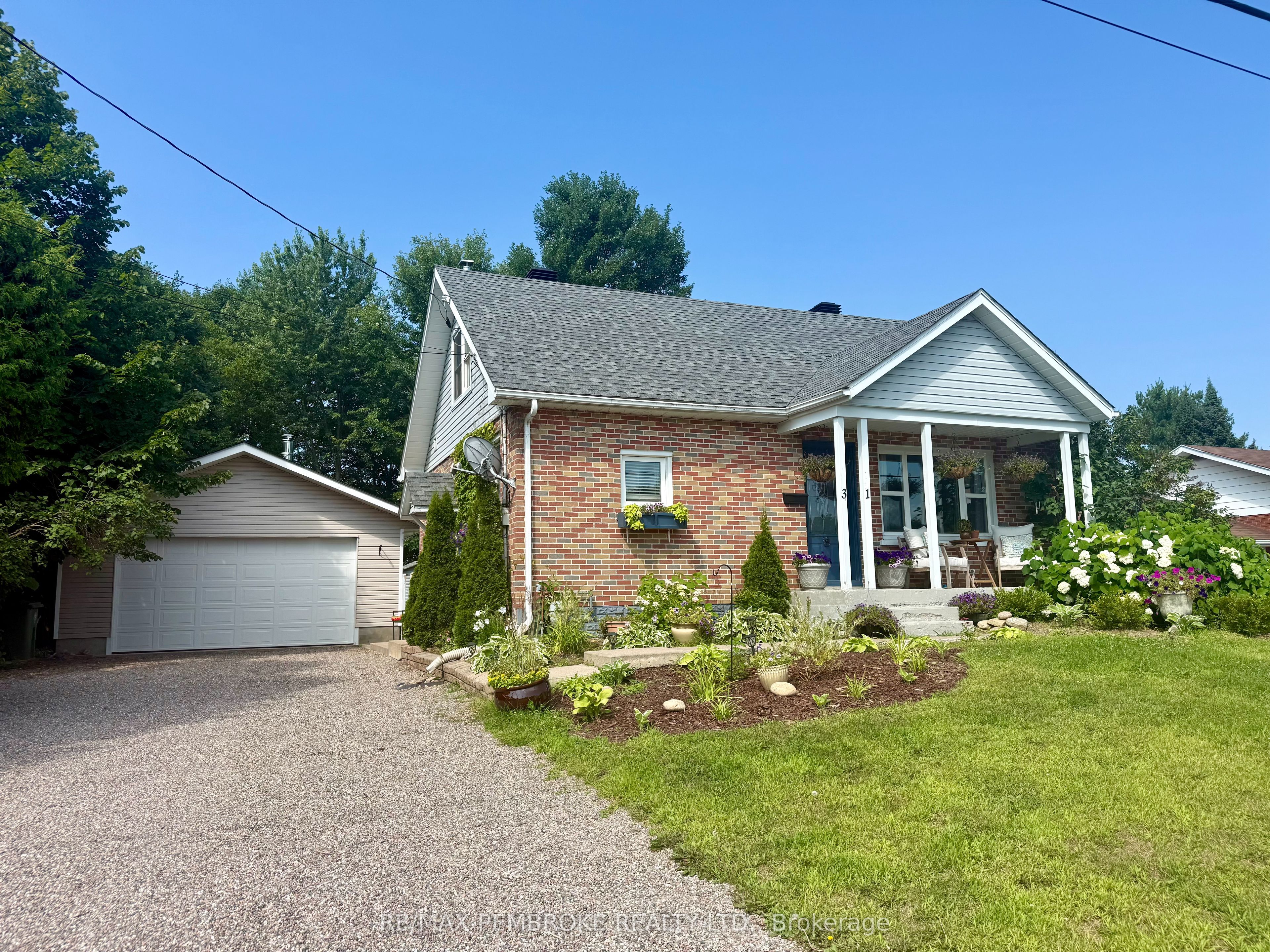 31 Mary Street, Petawawa, ON K8H 1R8 photo 2
