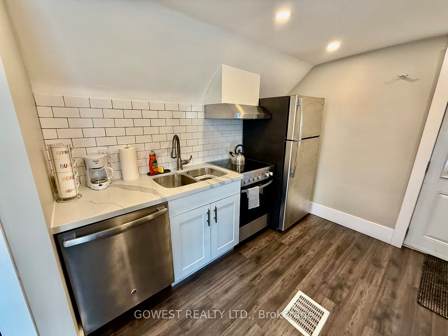 29 Cliff Avenue 2, Hamilton, ON L8V 2S1 photo 2