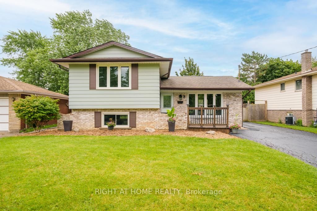 8 Acadia Crescent, St. Catharines, ON L2P 1H8