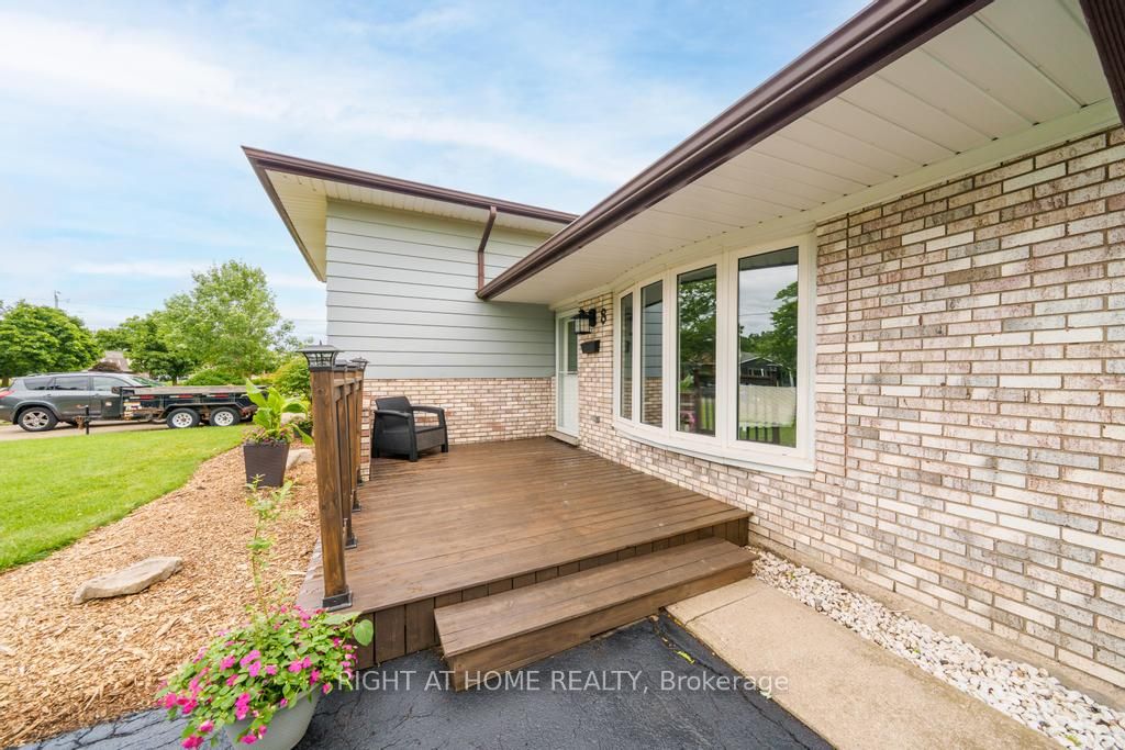 8 Acadia Crescent, St. Catharines, ON L2P 1H8 photo 3