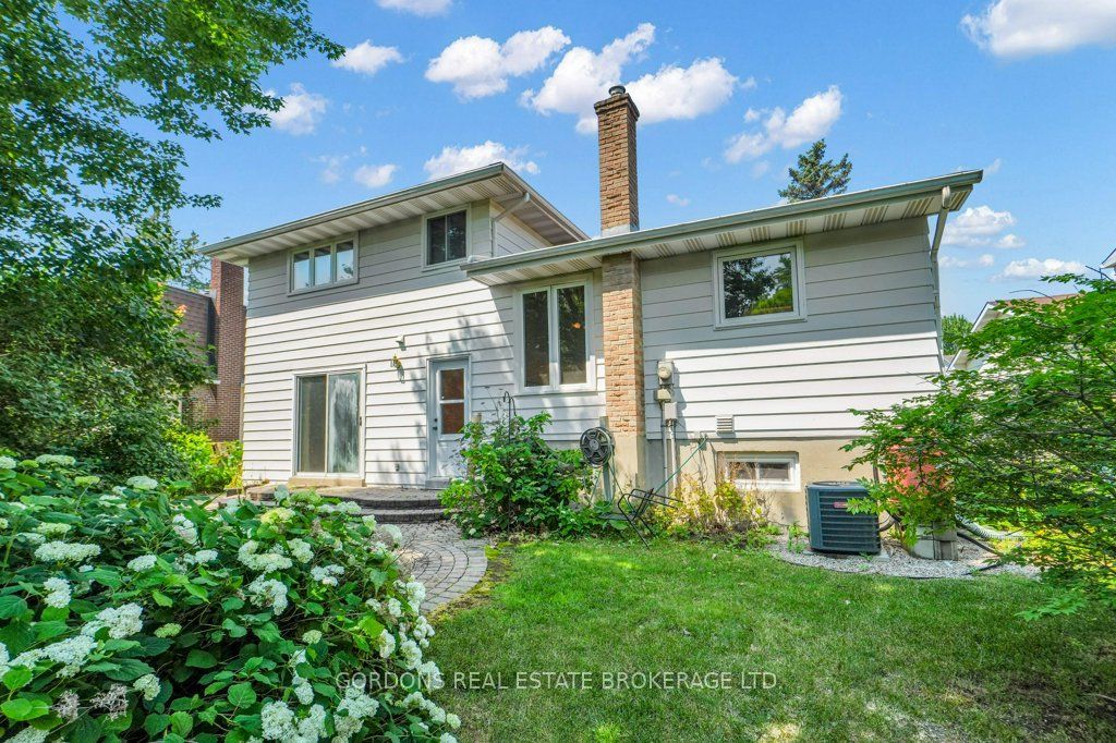 25 Eastpark Drive, Blackburn Hamlet, ON K1B 3Z6 photo 3
