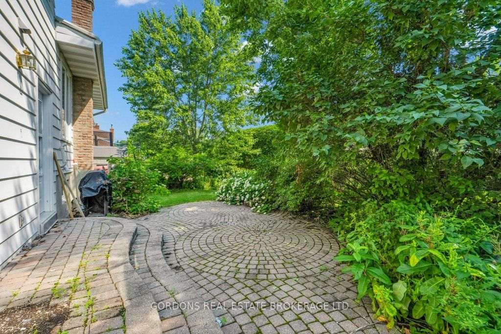 25 Eastpark Drive, Blackburn Hamlet, ON K1B 3Z6 photo 4