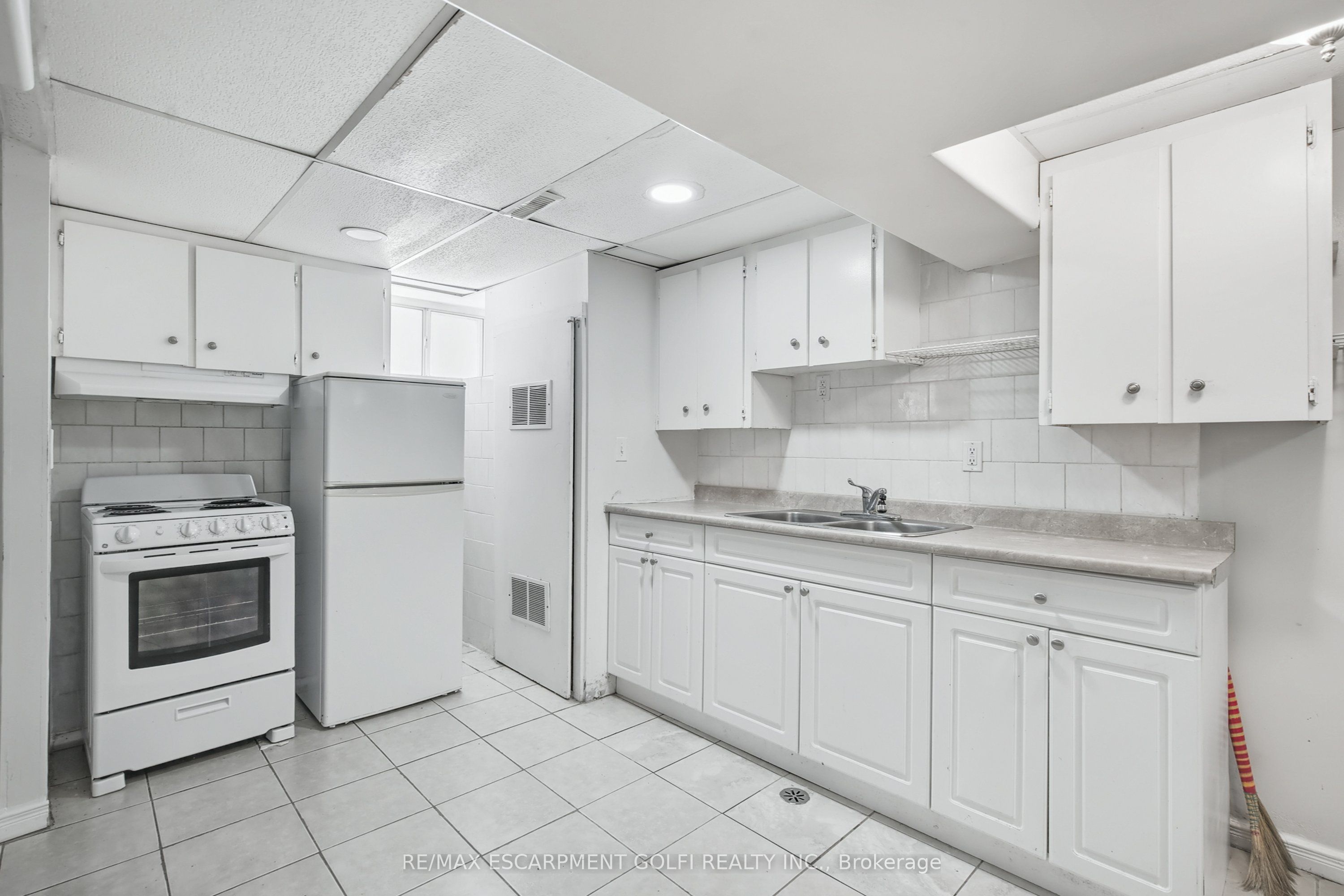 4989 Willmott Street LOWER, Niagara Falls, ON L2E 1Z9 photo 3