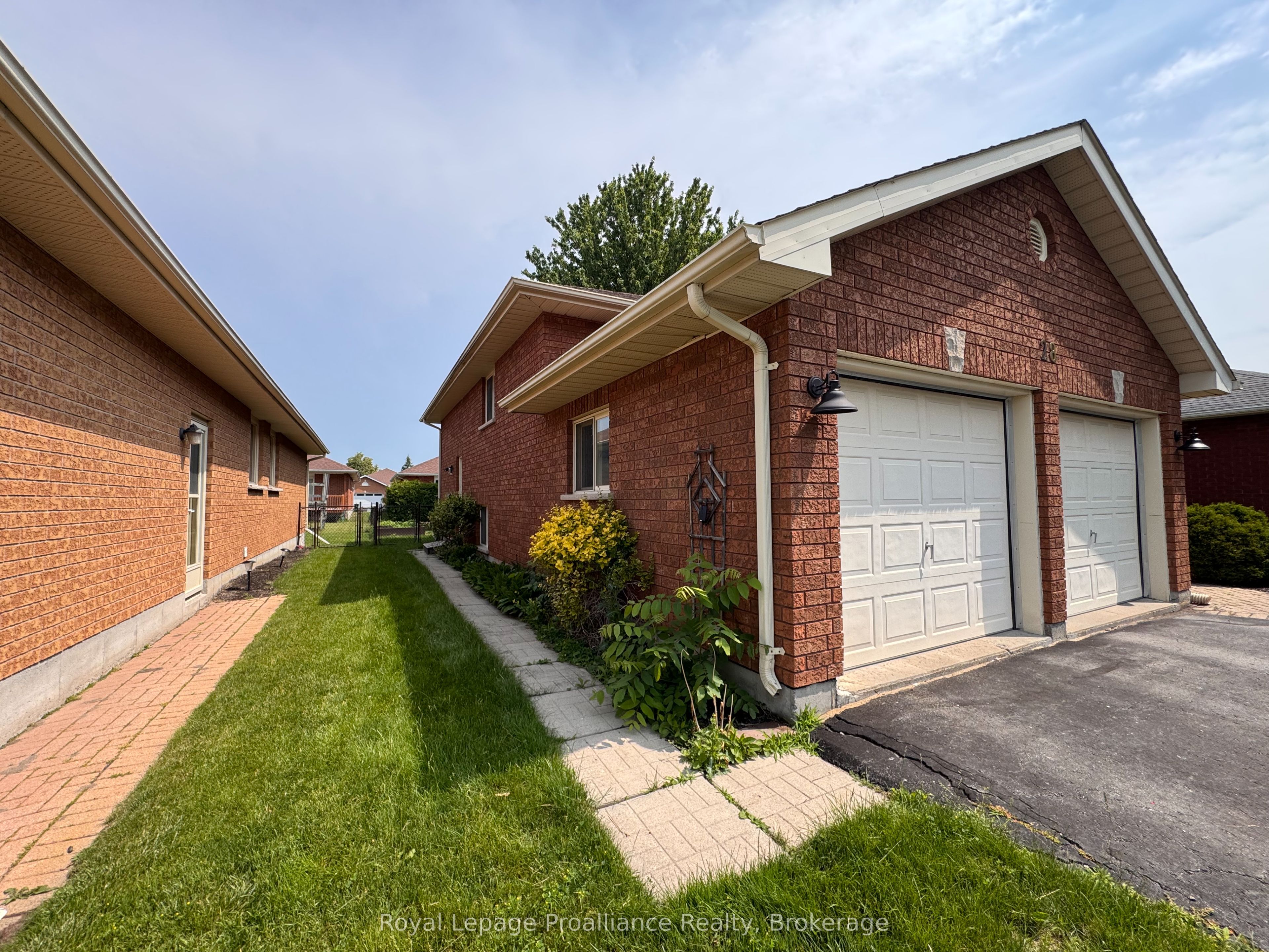 28 Oak Ridge Boulevard, Belleville, ON K8N 5W1 photo 2