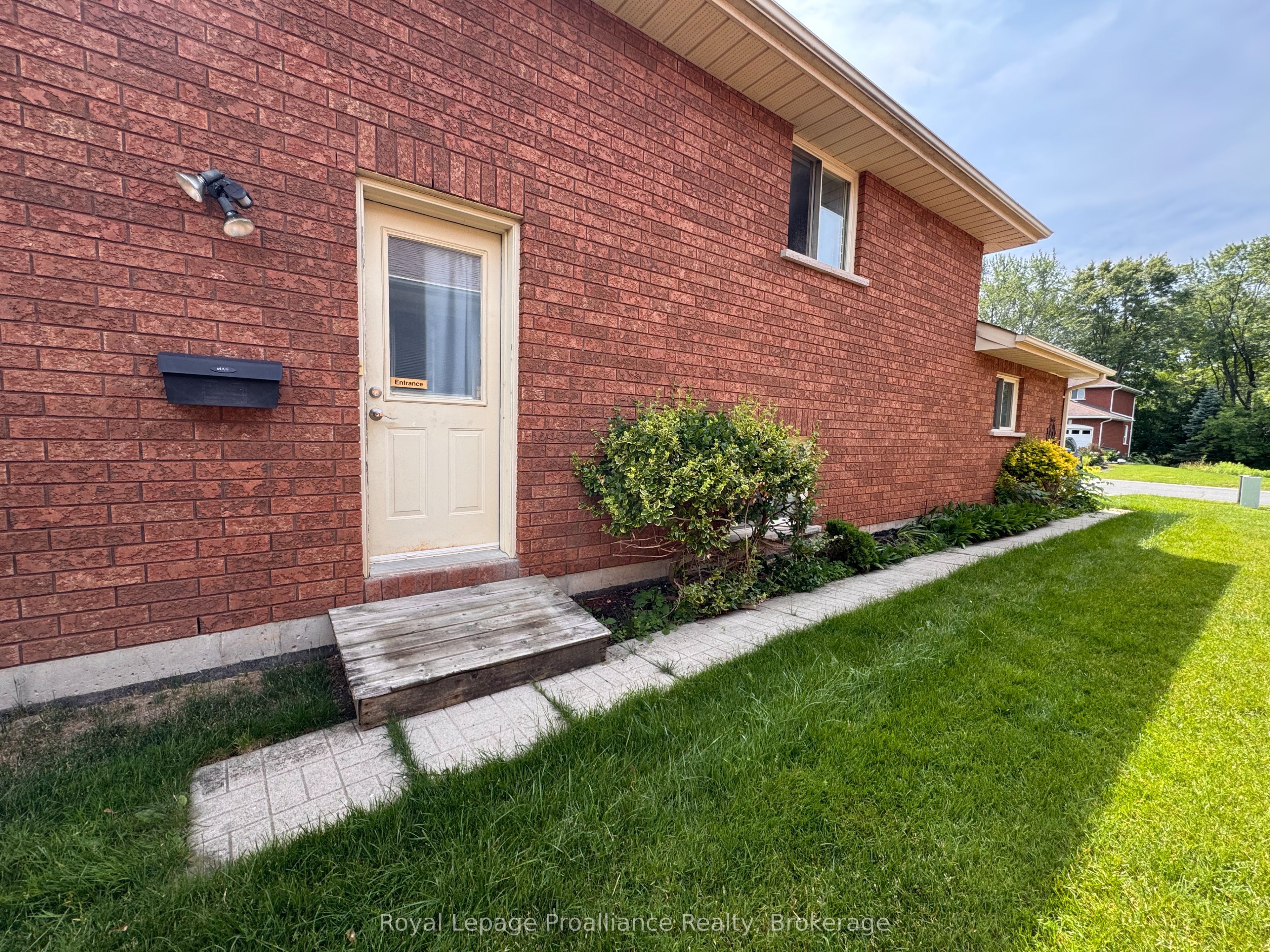 28 Oak Ridge Boulevard, Belleville, ON K8N 5W1 photo 3