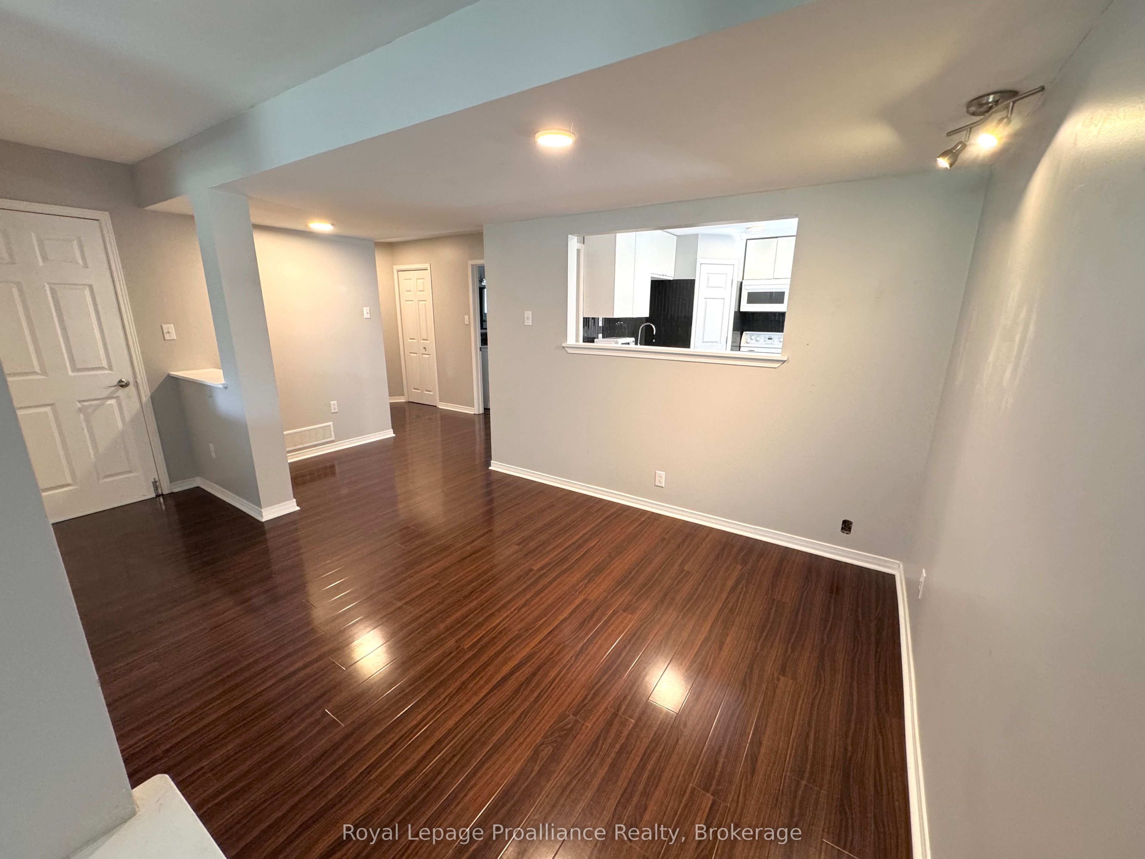 28 Oak Ridge Boulevard, Belleville, ON K8N 5W1 photo 4
