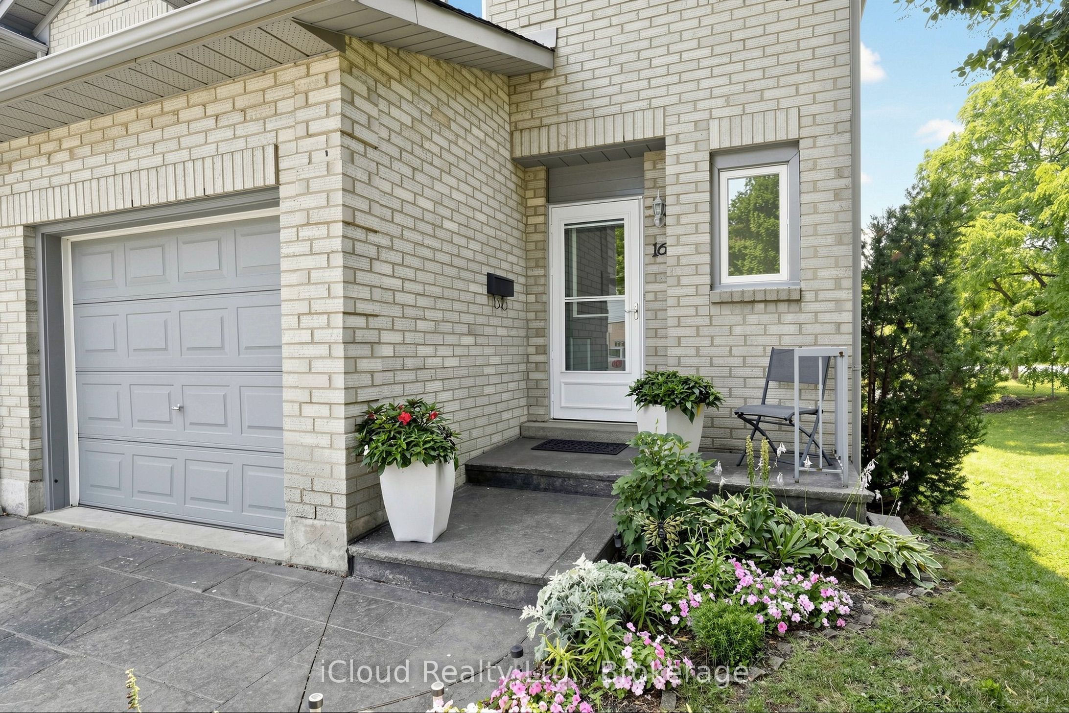 1 Royalwood Court 16, Hamilton, ON L8E 4Y1 photo 2