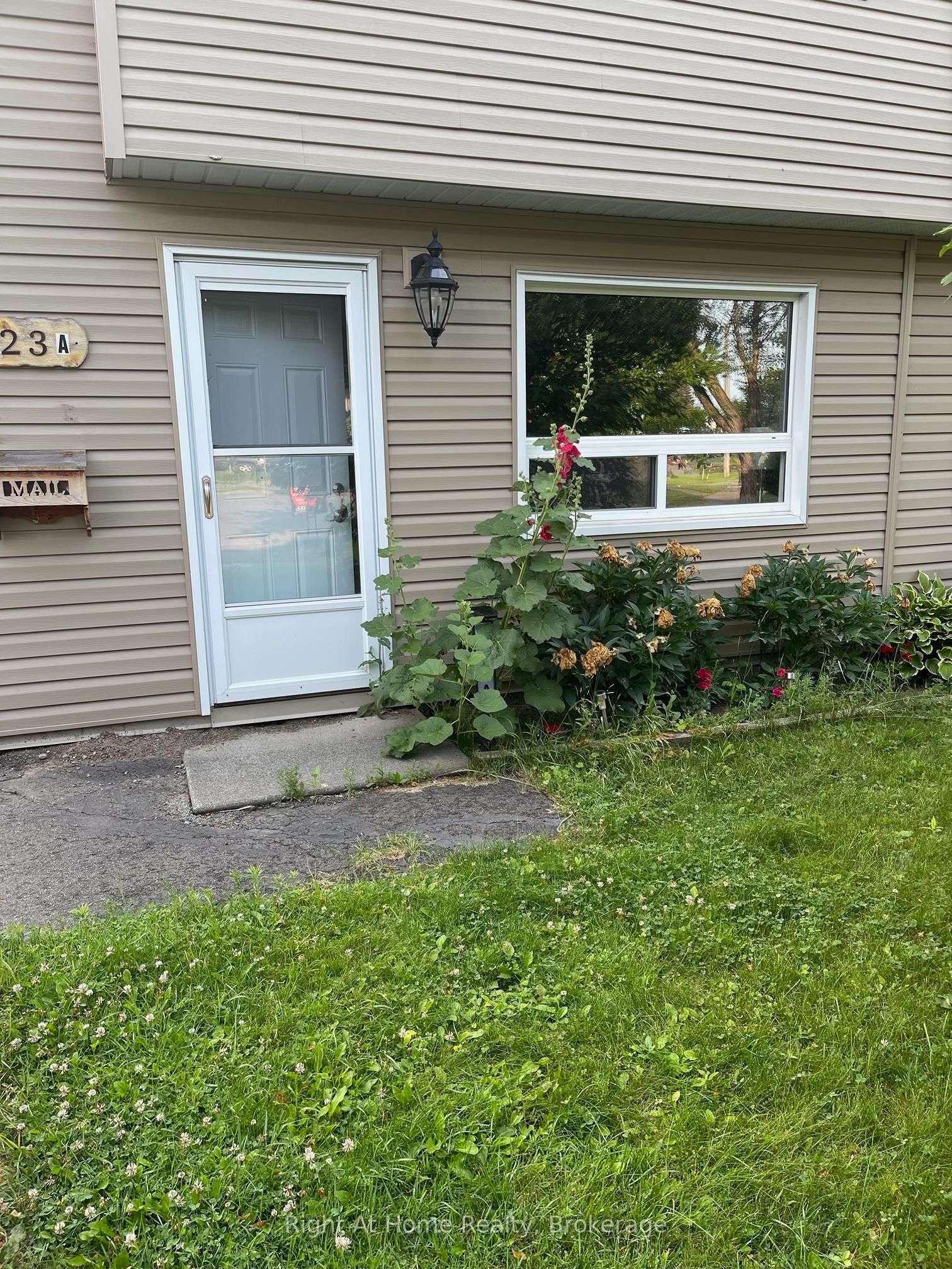 323A WENTWORTH Crescent, Thunder Bay, ON P7A 7S7