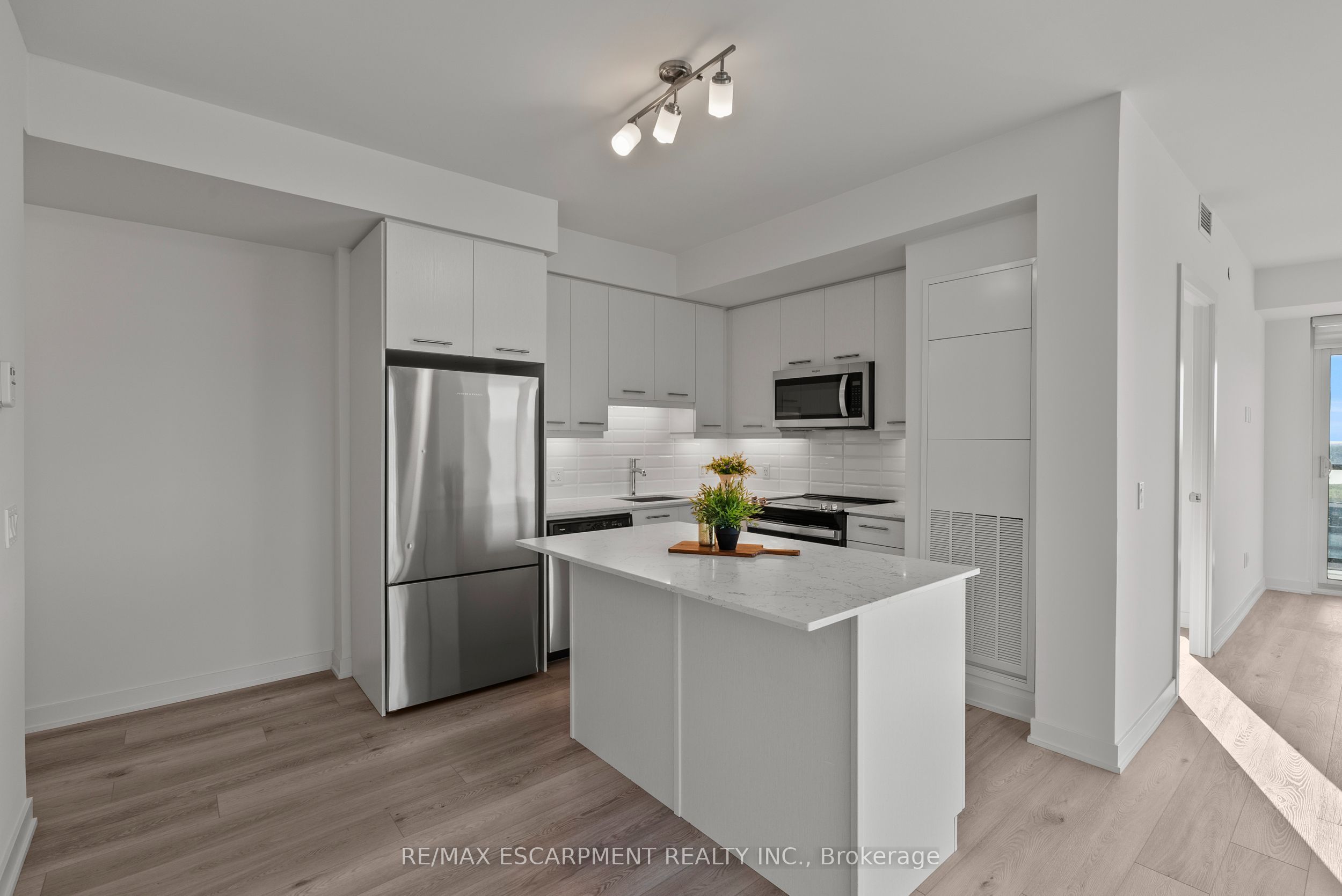 385 WINSTON Road 1311, Grimsby, ON L3M 4E8 photo 4