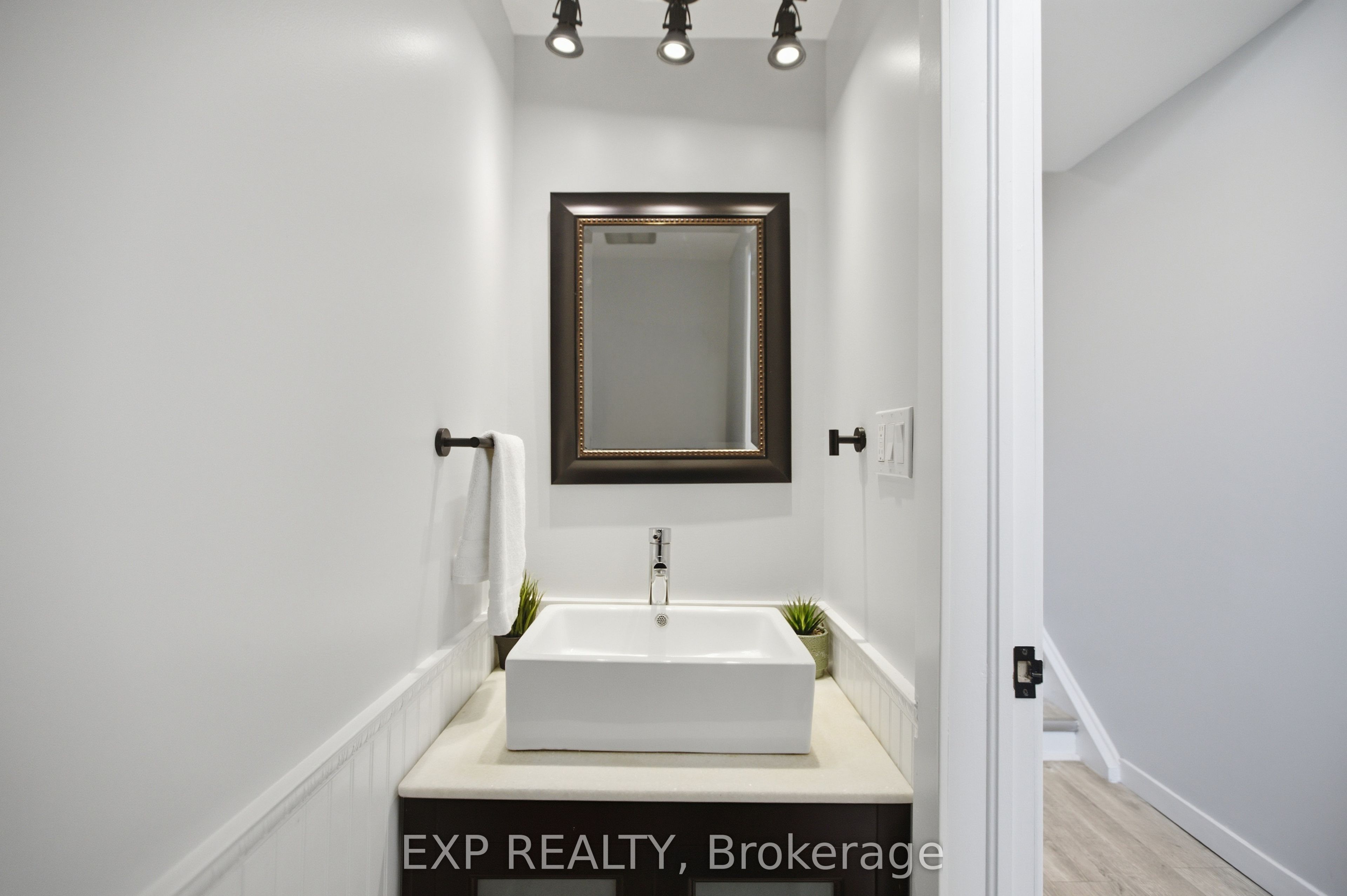 2092 Eric Crescent, Cyrville - Carson Grove - Pineview, ON K1B 4P4 photo 4