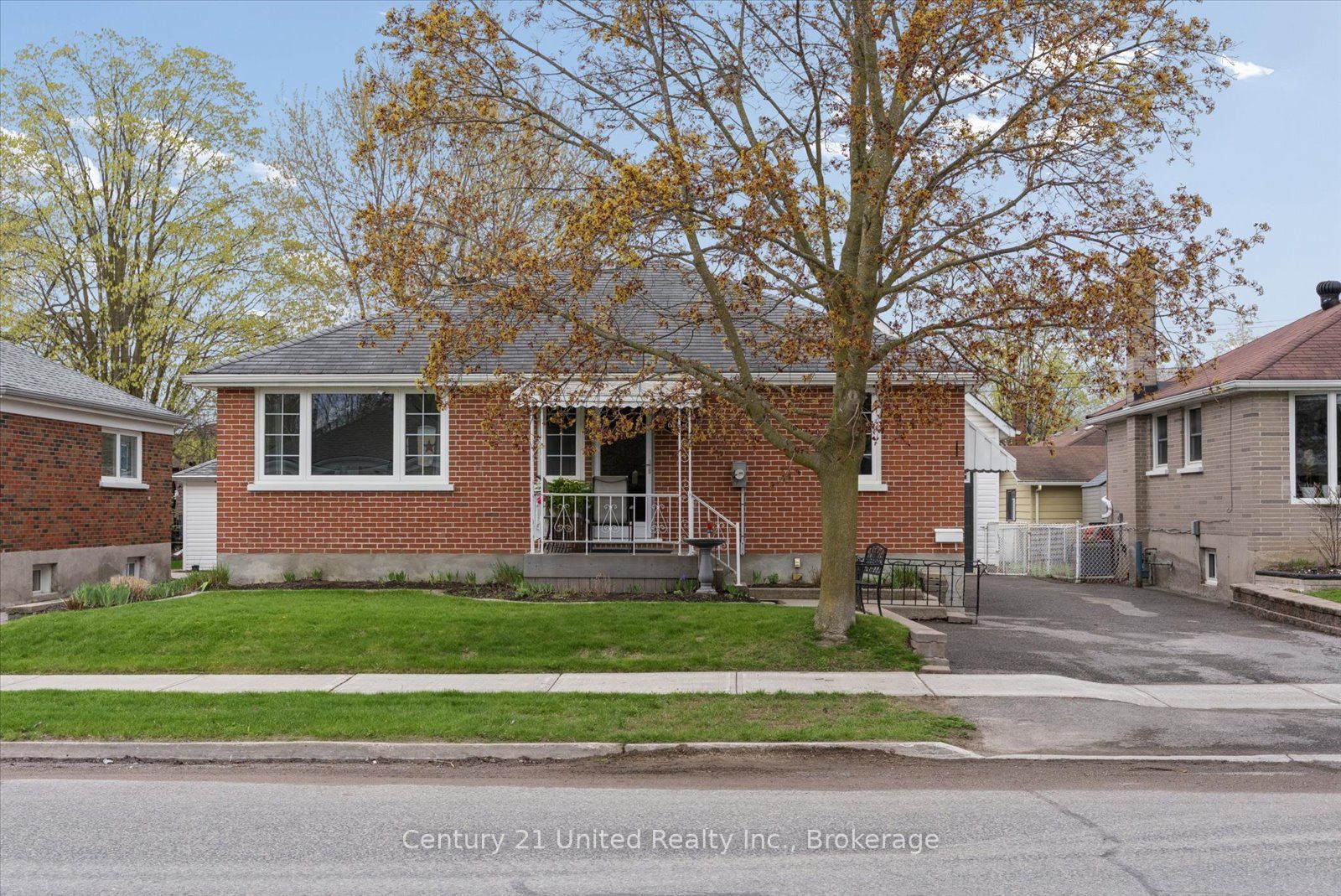 679 Bellaire Street, Peterborough, ON K9J 3Y5 photo 2