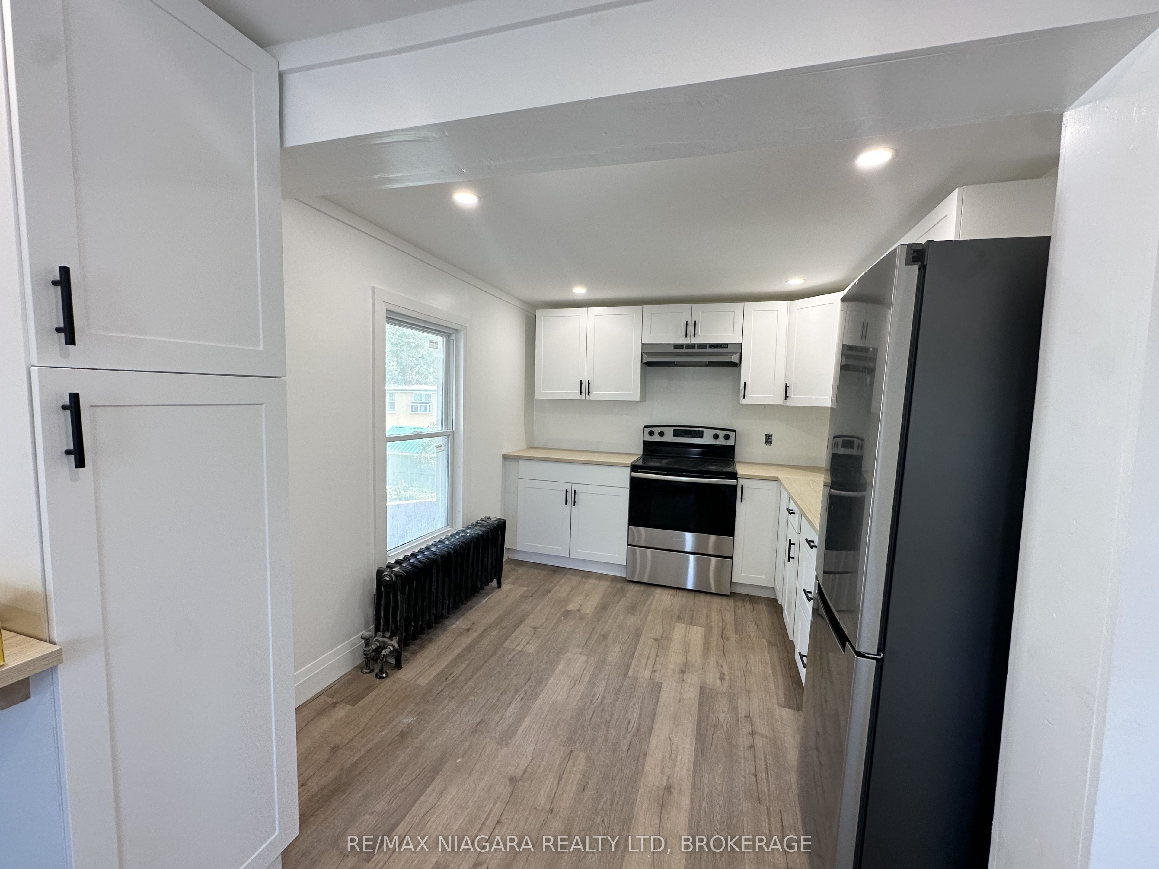 94 Crowland Avenue #2, Welland, ON L3B 1W9 photo 2