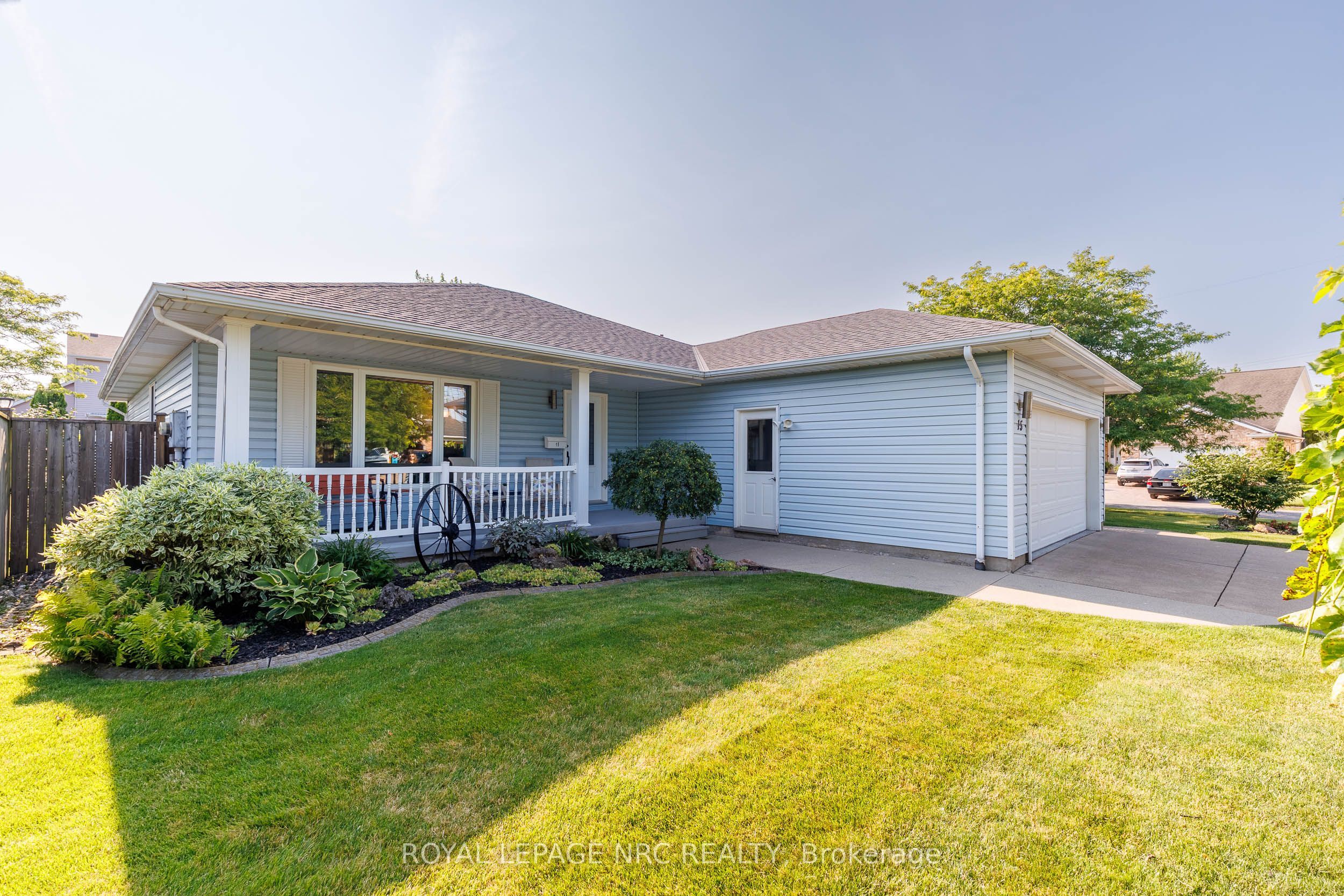 15 Foxhill Crescent, St. Catharines, ON L2S 3T9