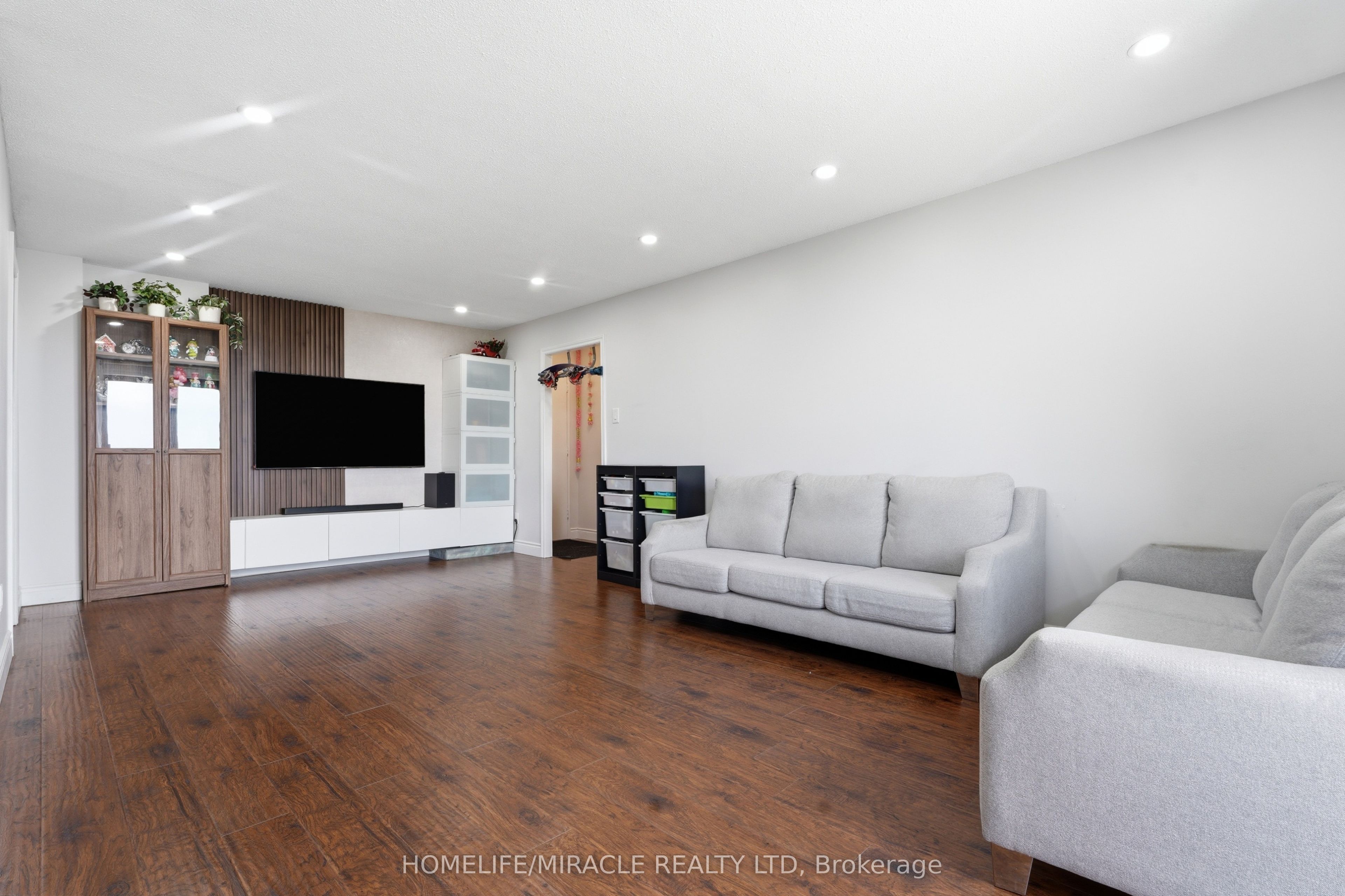 1100 Courtland Avenue E 809, Kitchener, ON N2C 2H9 photo 4