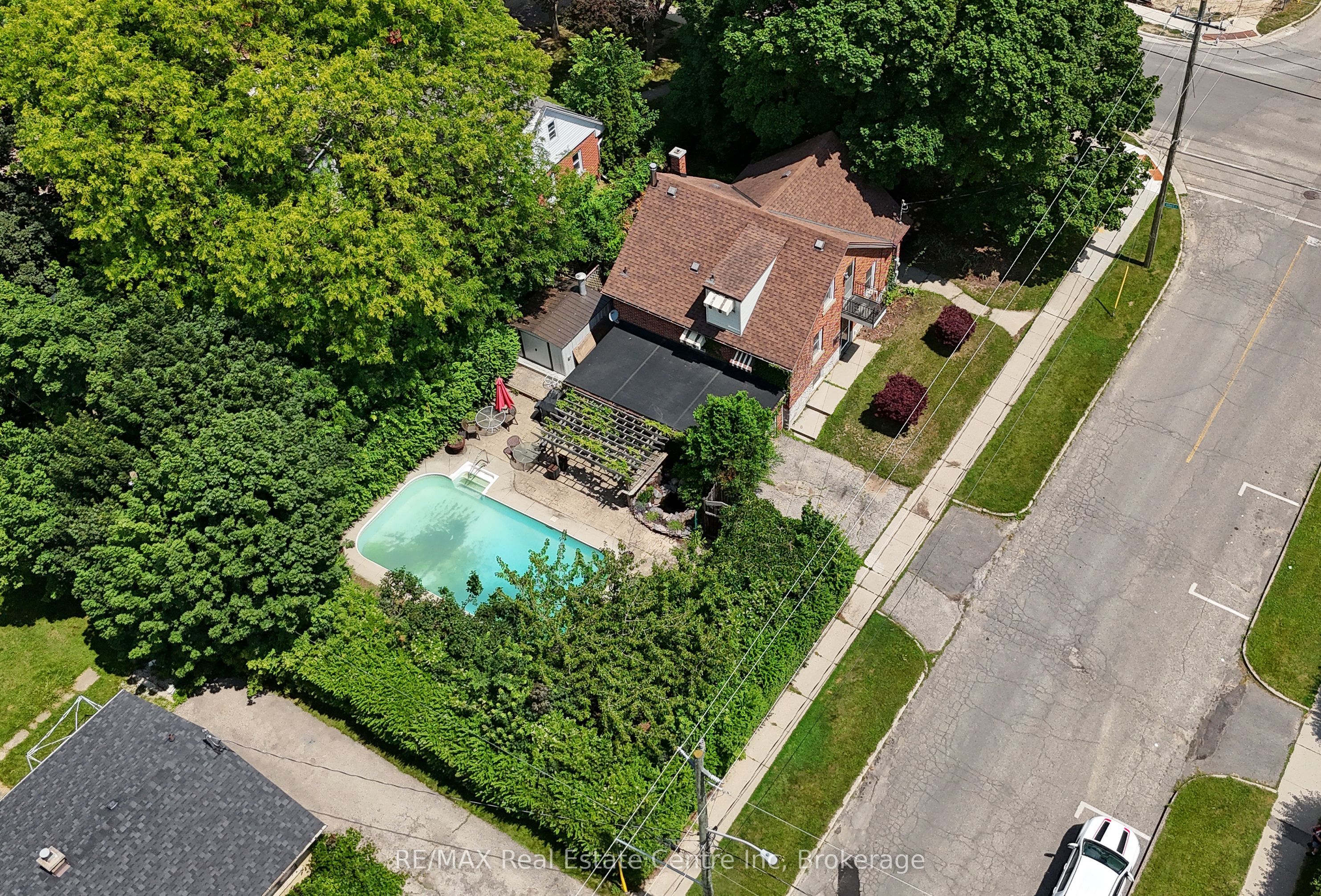 285 Albert Street W, Waterloo, ON N2L 3T9 photo 3