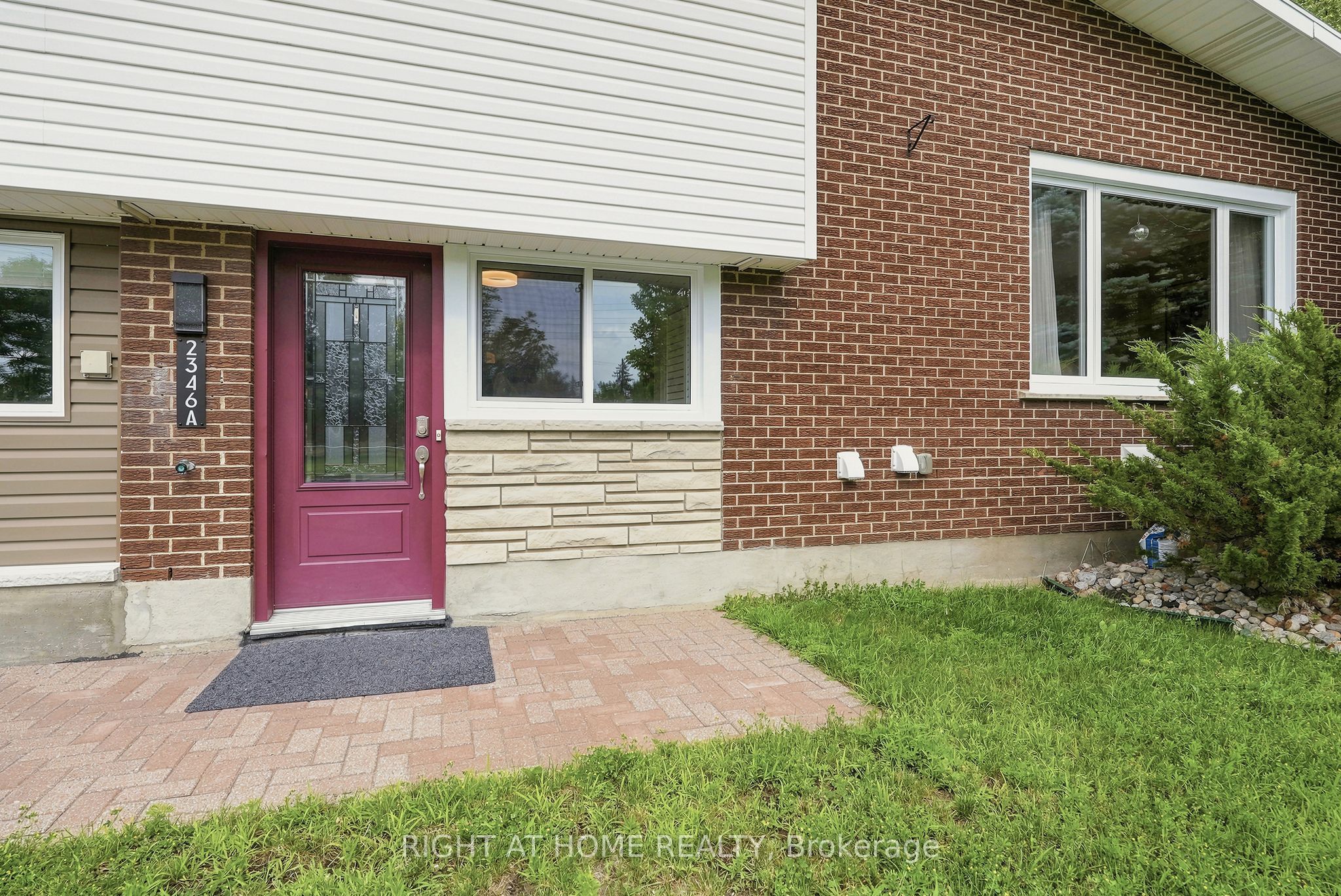 2346 Edwin Crescent, Parkway Park - Queensway Terrace S and Area, ON K2C 1H7 photo 2