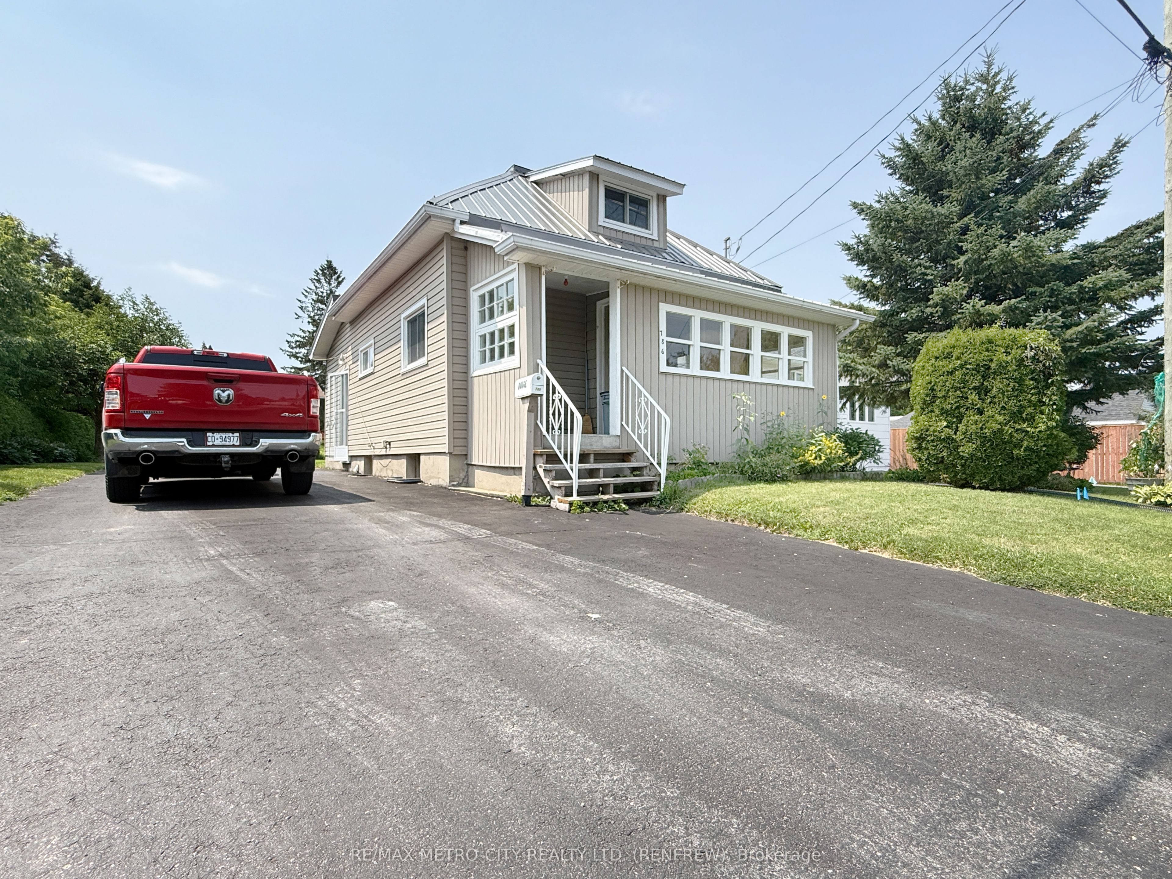 786 Seventh Street, Renfrew, ON K7V 1B7