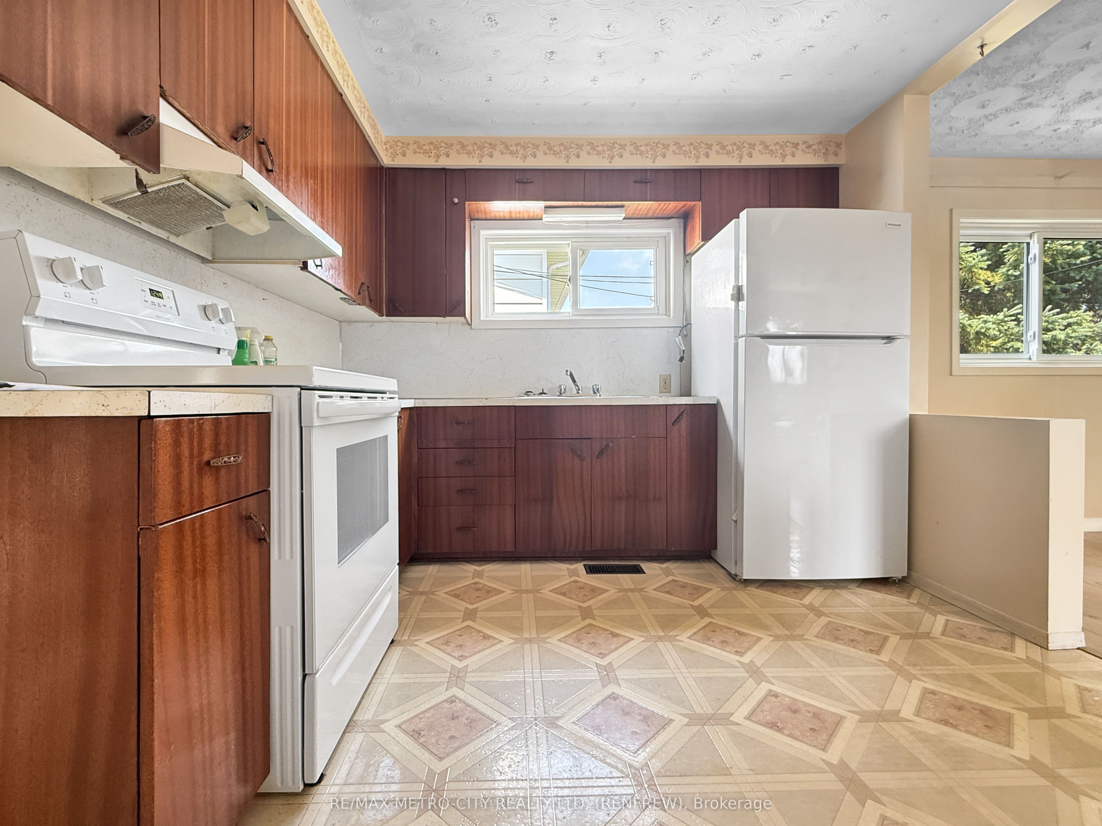 786 Seventh Street, Renfrew, ON K7V 1B7 photo 3