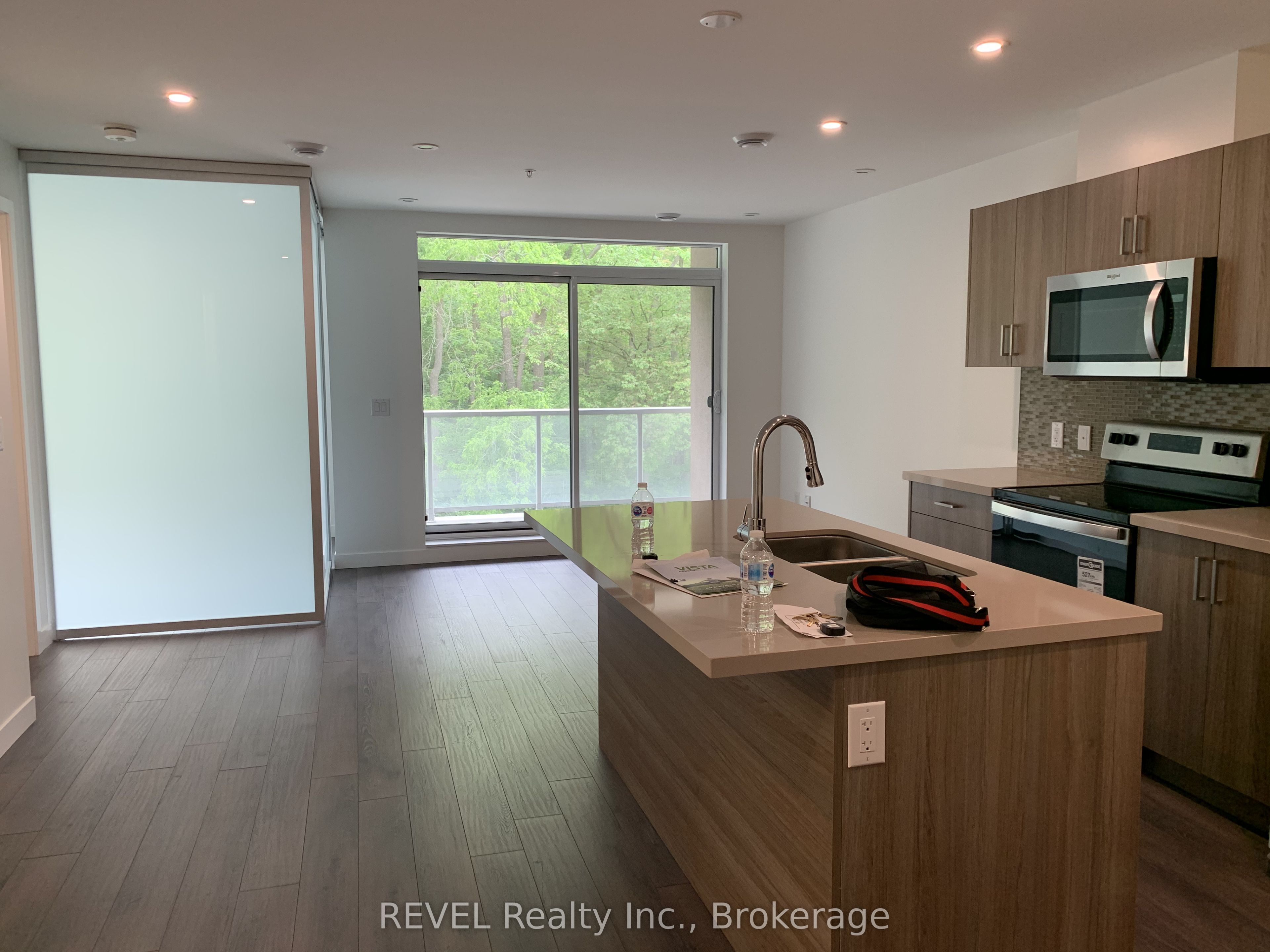 455 Charlton Avenue E 301, Hamilton, ON L8N 0B2 photo 2