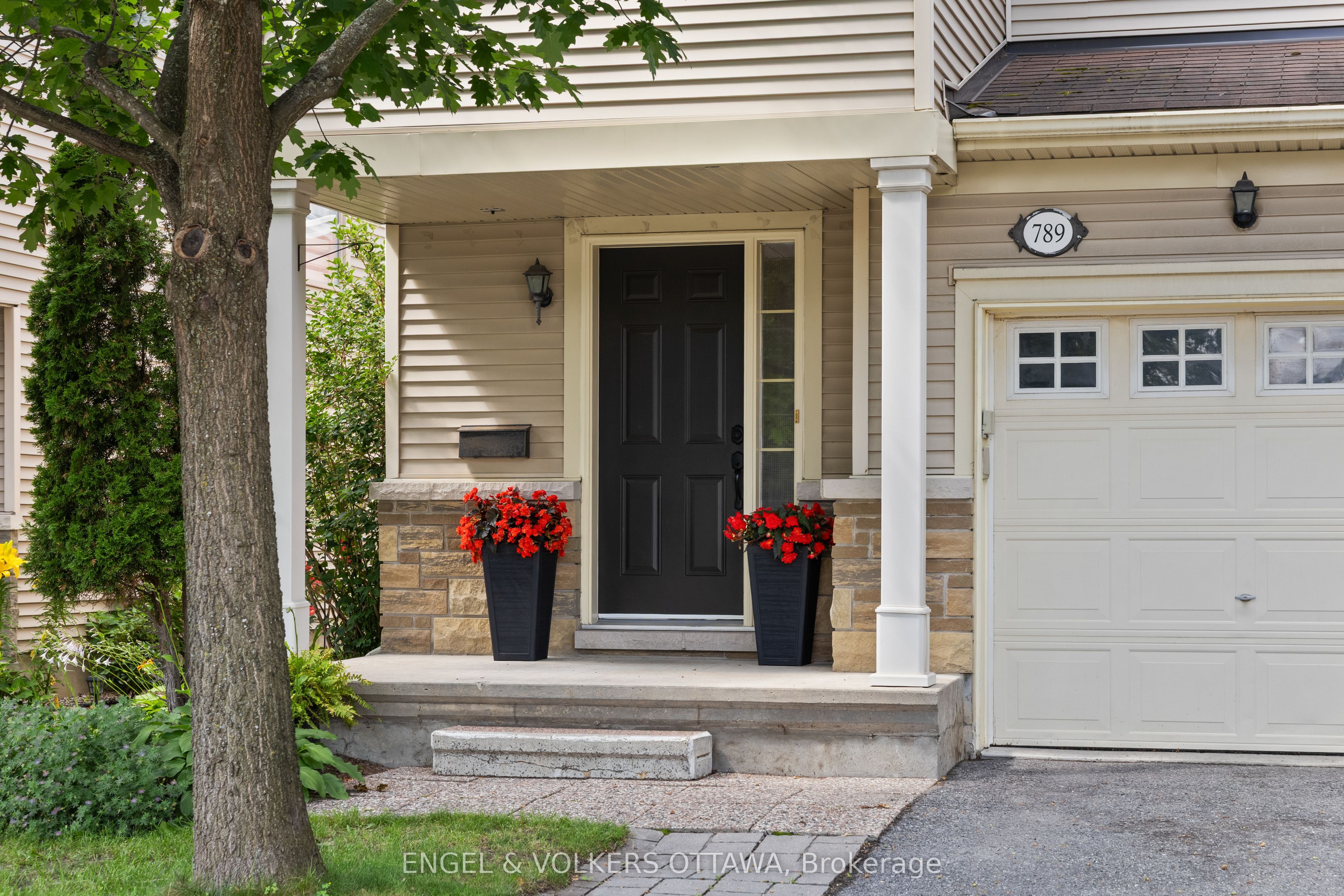789 Cobble Hill Drive, Barrhaven, ON K2J 0C4 photo 2