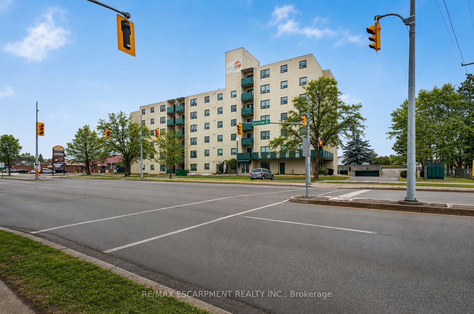 421 Fairview Drive 105, Brantford, ON N3R 7M3 photo 2