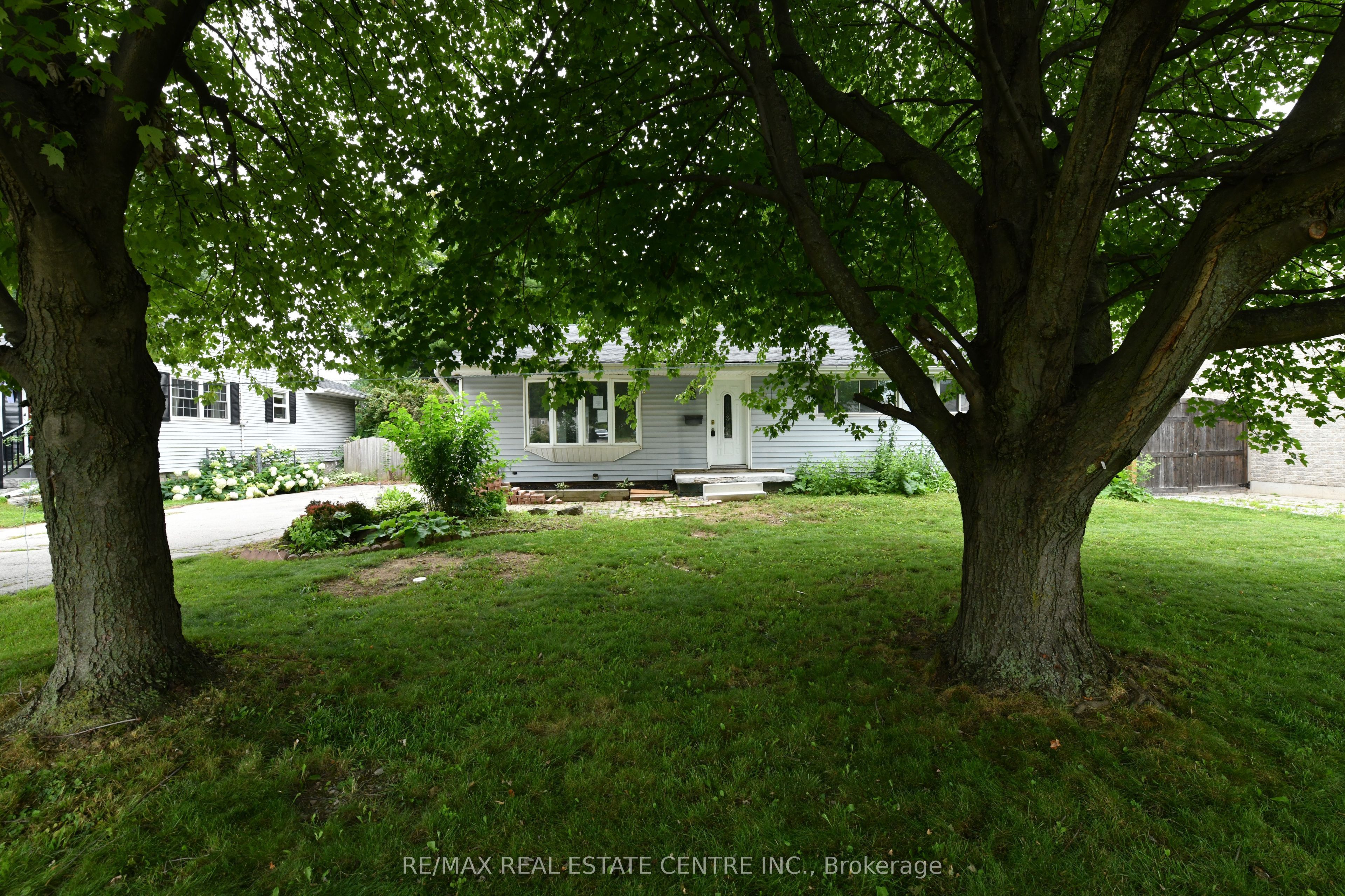 15 Miller Drive, Hamilton, ON L9G 2H9