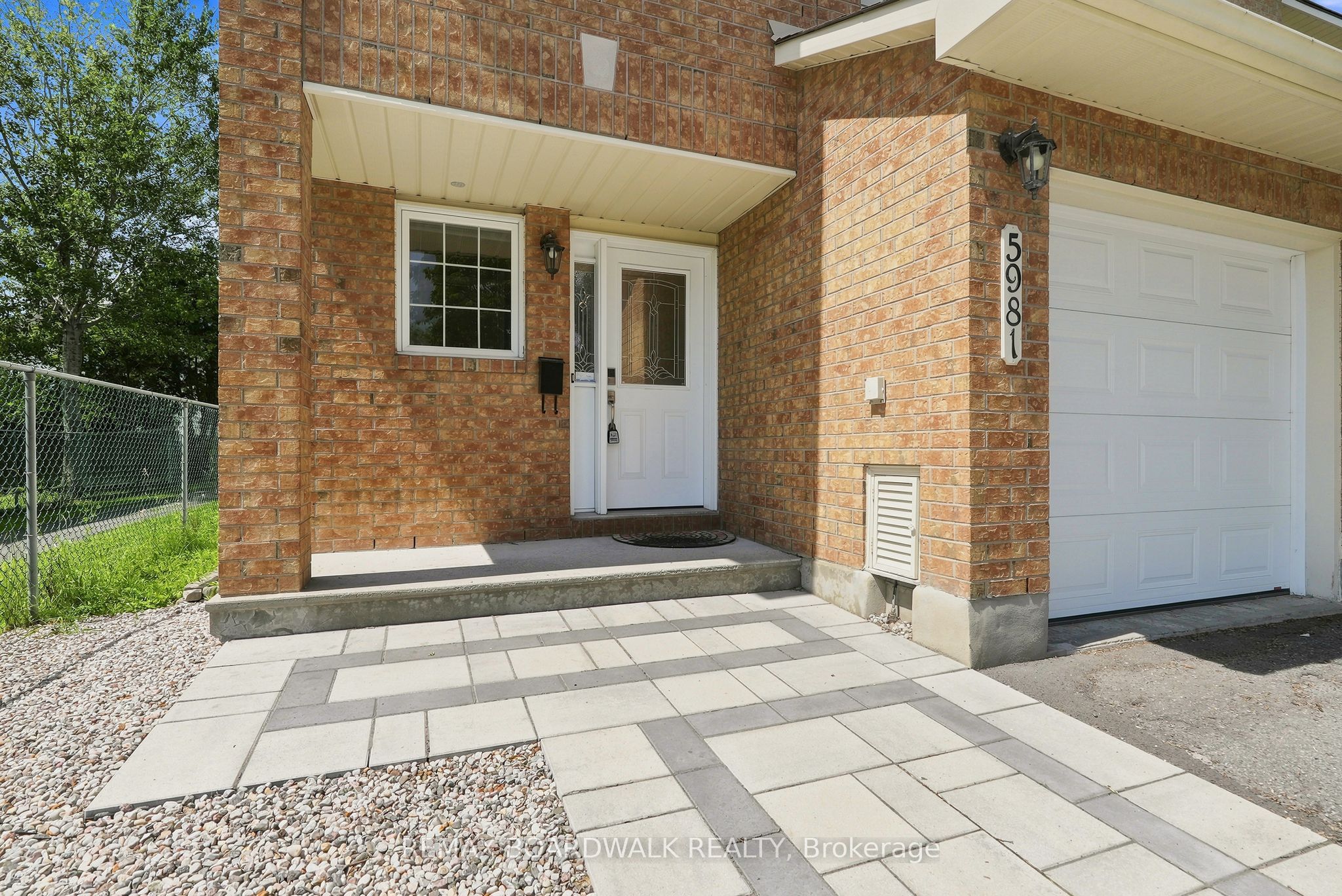5981 Pineglade Crescent, Orleans - Convent Glen and Area, ON K1W 1G7 photo 3
