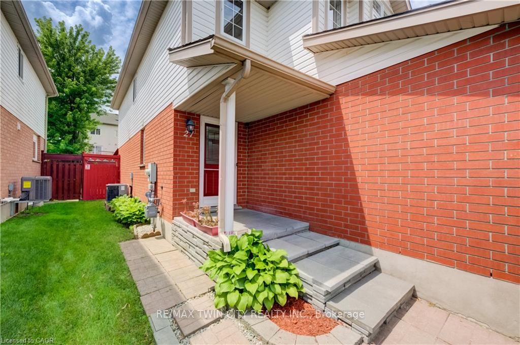 27 BRIDLEWREATH Street, Kitchener, ON N2E 3V5 photo 2