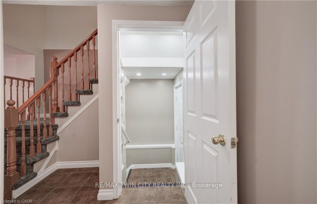 27 BRIDLEWREATH Street, Kitchener, ON N2E 3V5 photo 4
