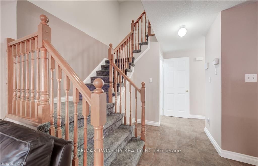 27 BRIDLEWREATH Street, Kitchener, ON N2E 3V5 photo 5