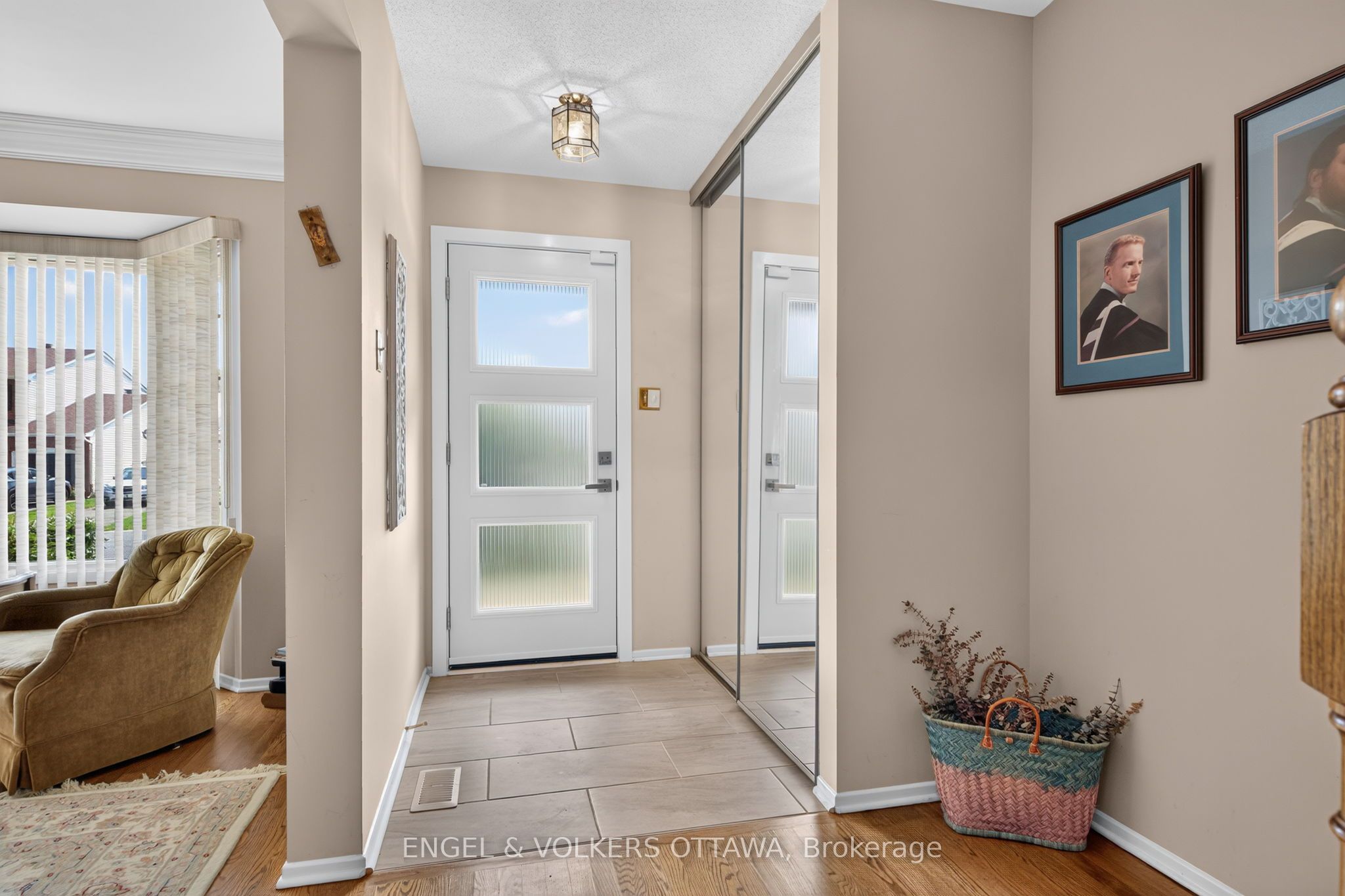 26 Winlock Crescent, South of Baseline to Knoxdale, ON K2G 3X4 photo 4